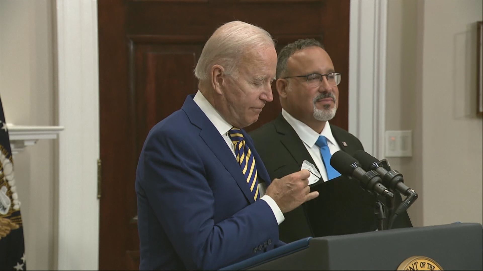 拜登宣布寬免合資格大學畢業生的學生貸款