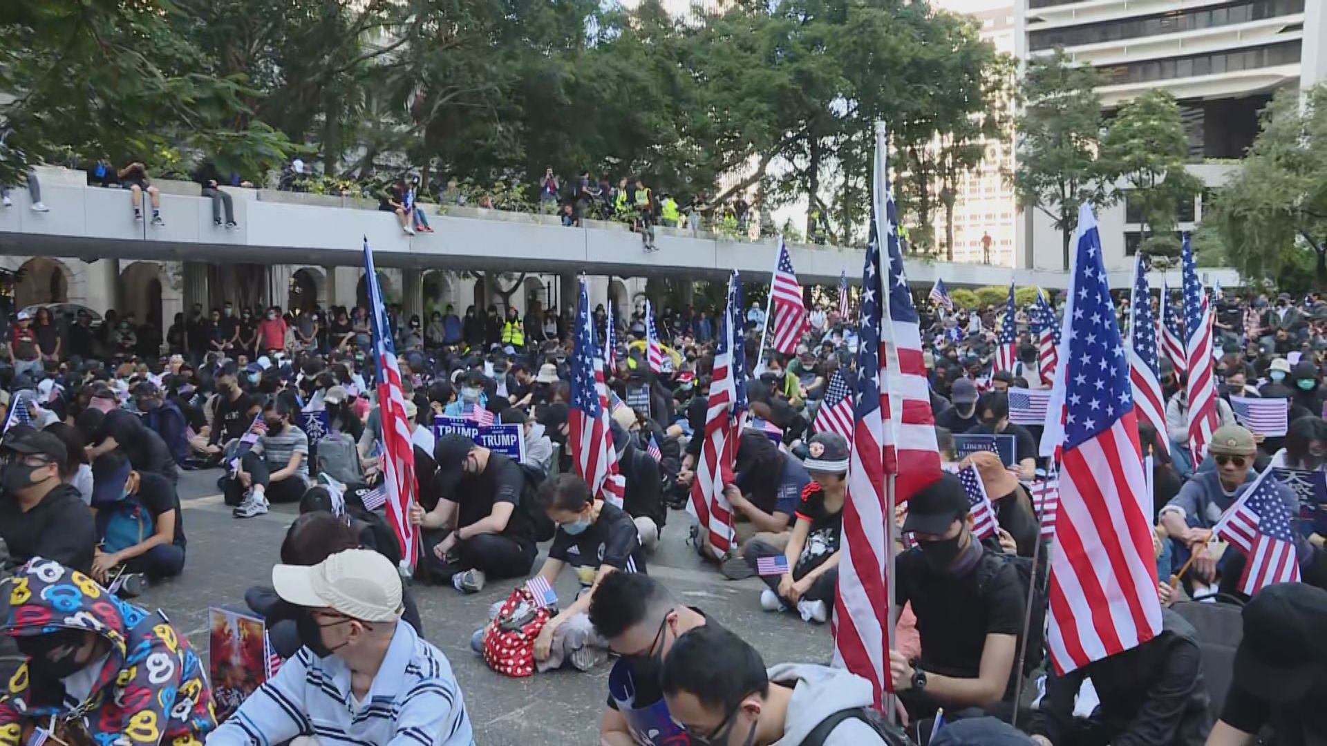 團體發起感謝美國集會及遊行　近千人參與