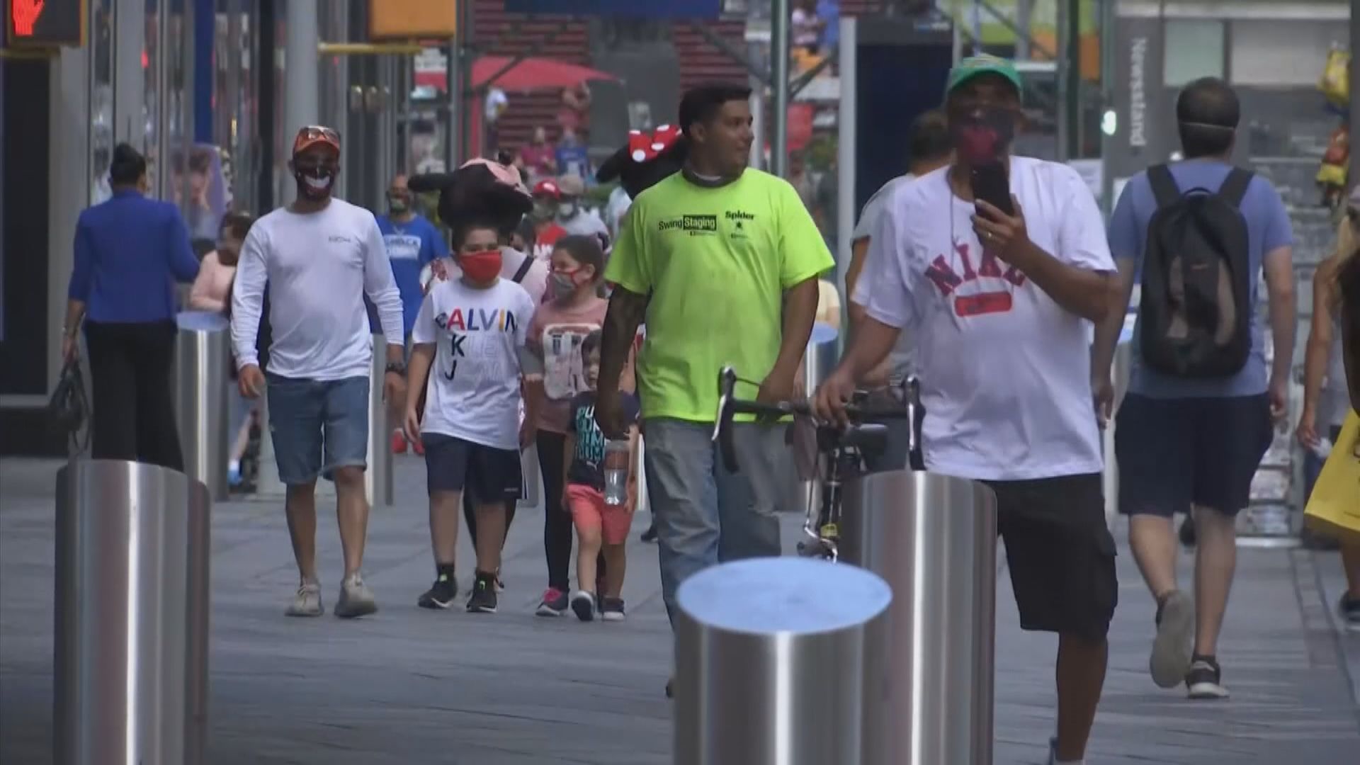 美放寬完成接種疫苗人士戴口罩指引　工會商界質疑實施新措施有困難