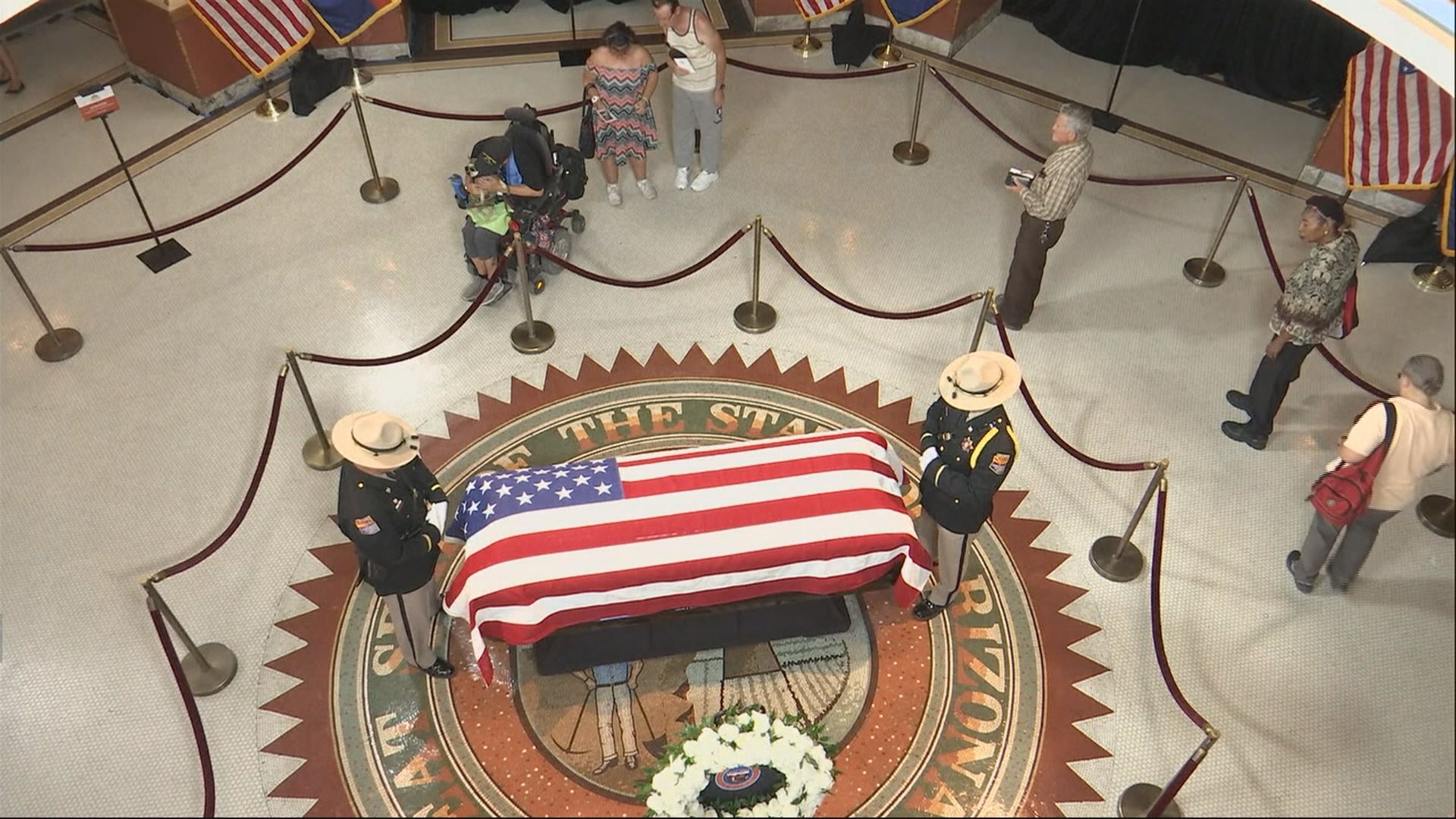 麥凱恩靈柩接受公眾瞻仰