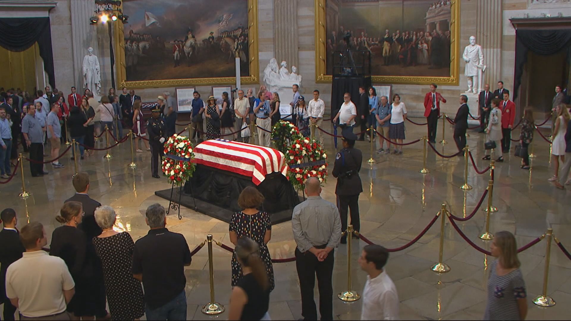 麥凱恩靈柩抵國會供公眾瞻仰