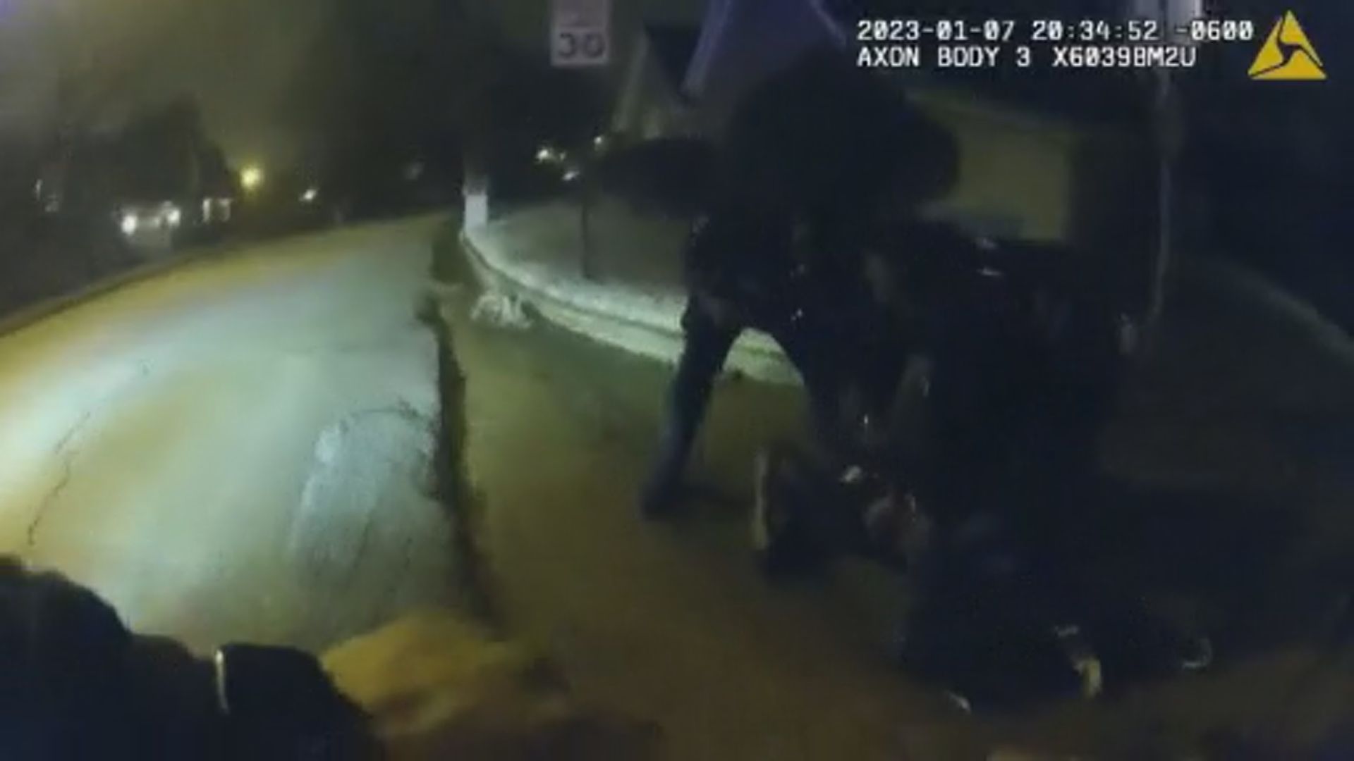 美國孟菲斯市公開黑人男子遭警員制服片段