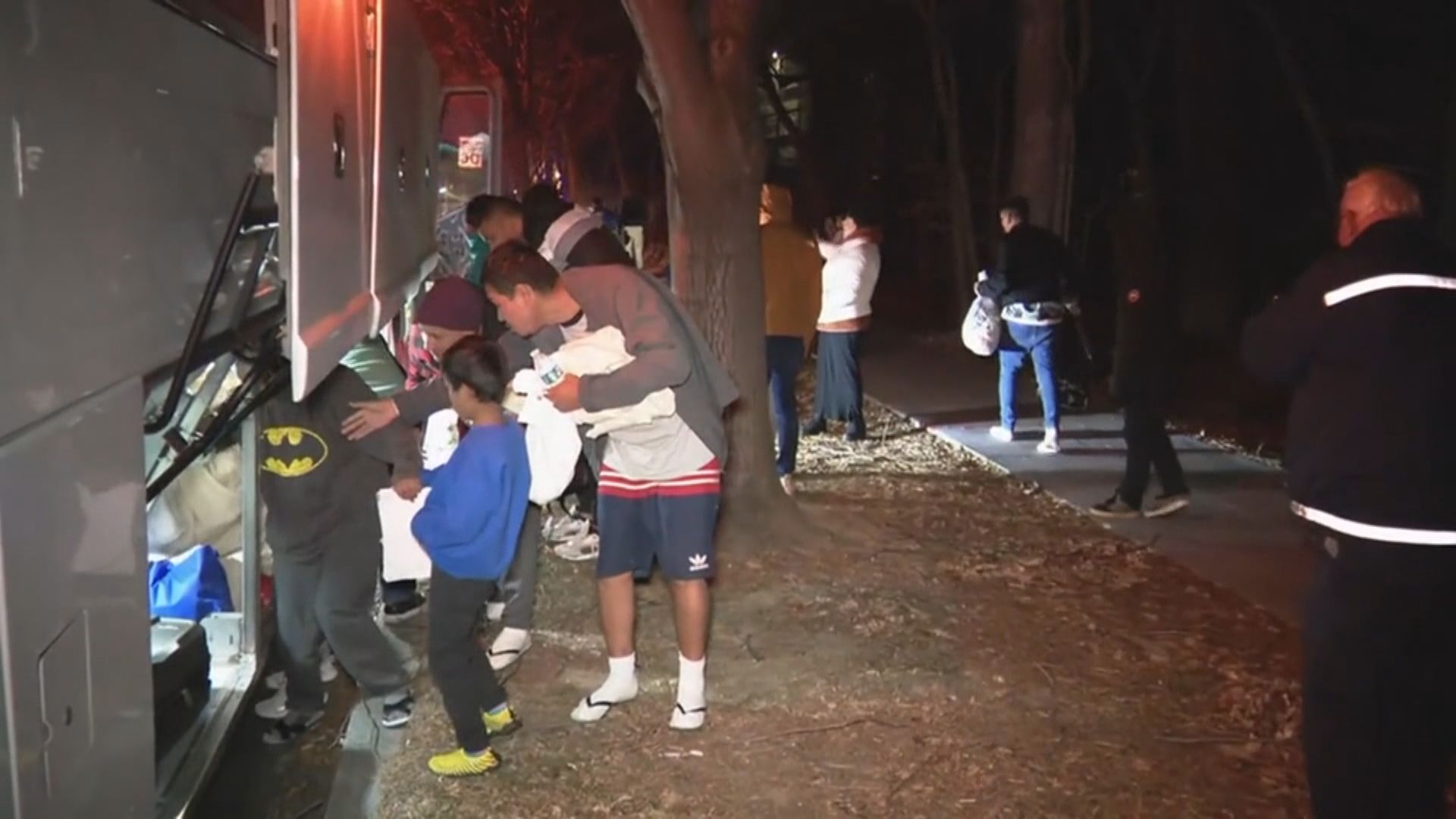 再有非法移民由得州被送到華盛頓　白宮斥得州州長行為殘忍和「做騷」