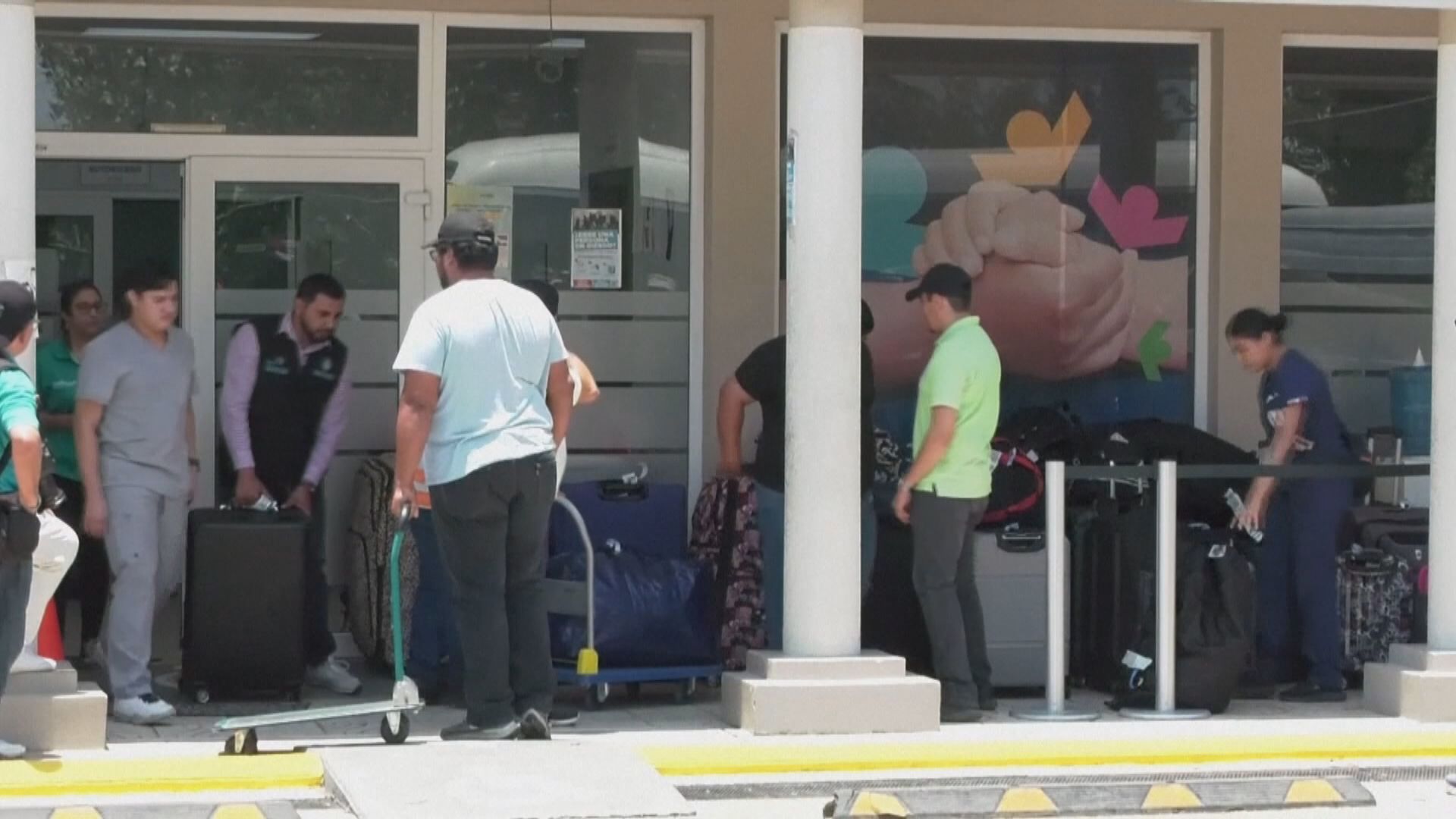 美國首批64名「自我驅逐」無證移民乘坐包機返回原國