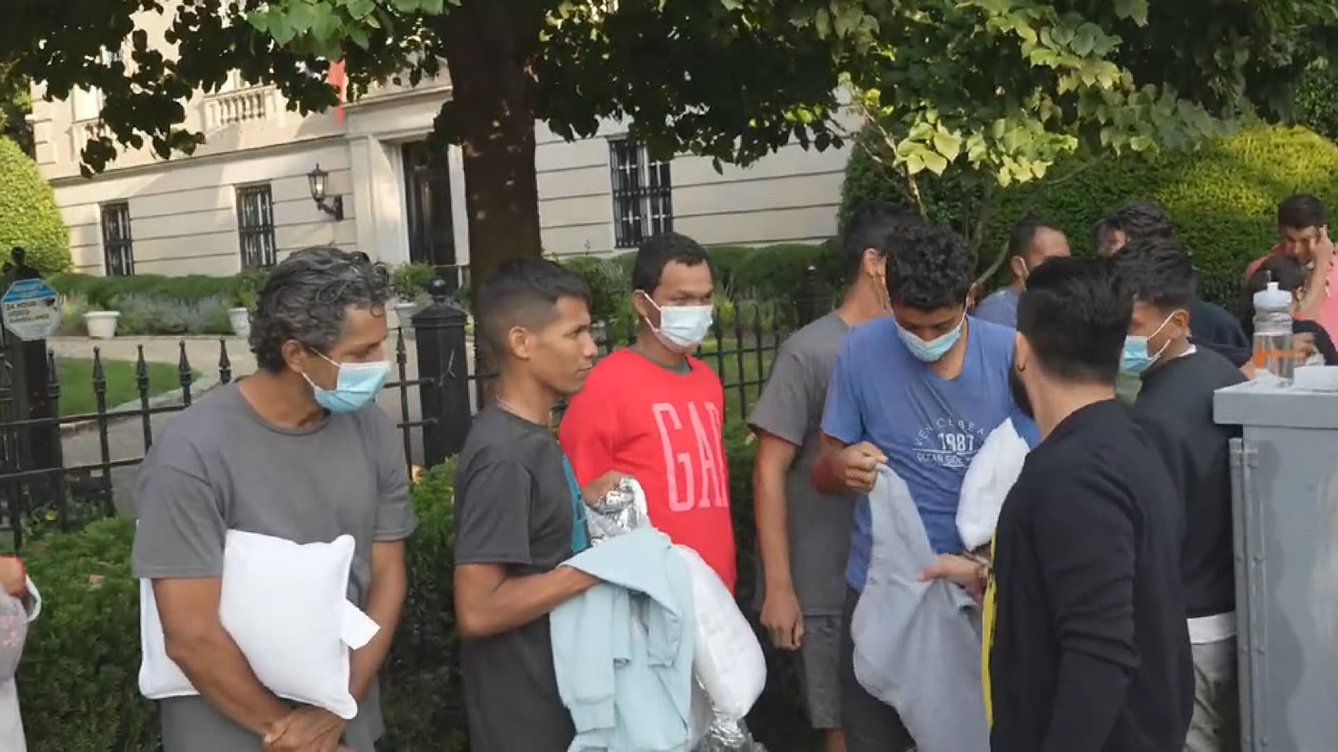 美國共和黨籍州長轉送非法移民到大城市　抗議白宮邊境政策