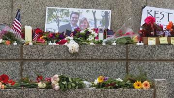 明尼蘇達州槍擊案　大批民眾獻花悼念喪生的州眾議員霍特曼夫婦