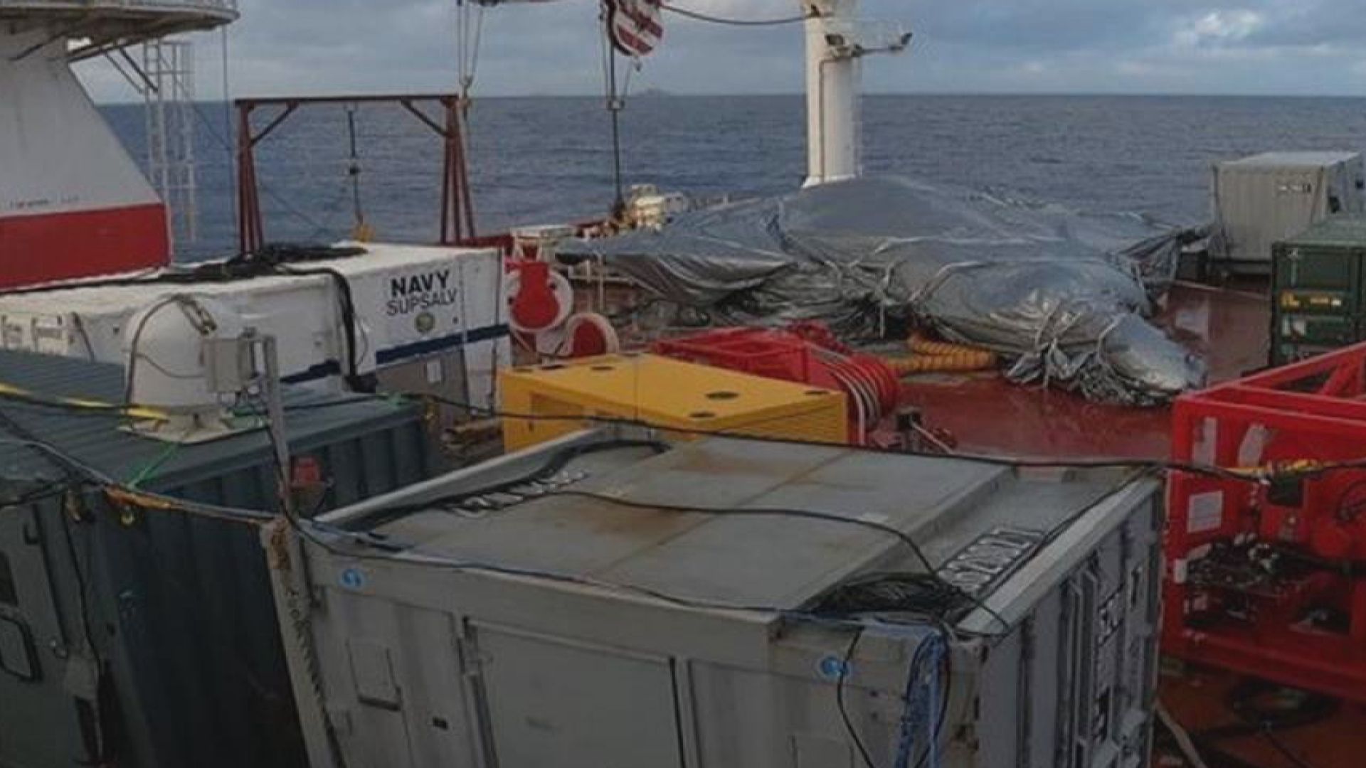 美軍將F-35C戰機從南海海底打撈上來