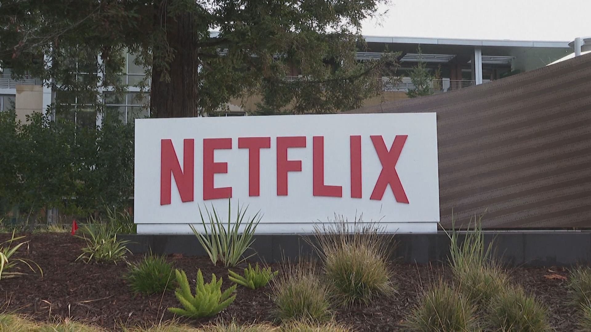 特朗普不排除介入Netflix收購華納　指華納必須出售CNN