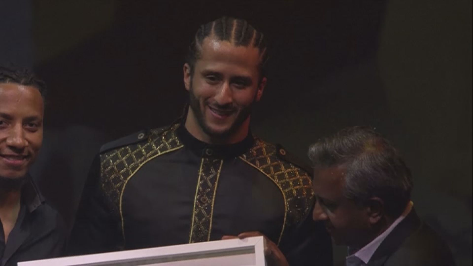 Nike起用NFL下跪風波主角代言惹爭議