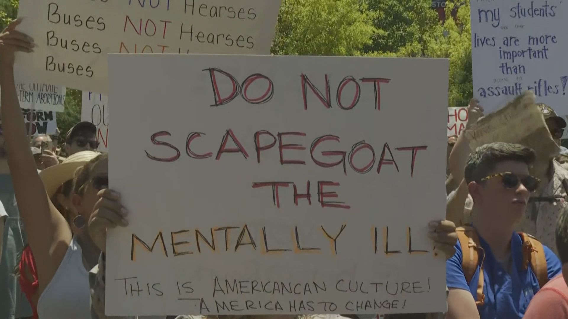 美國全國步槍協會舉行年會　場外有人抗議