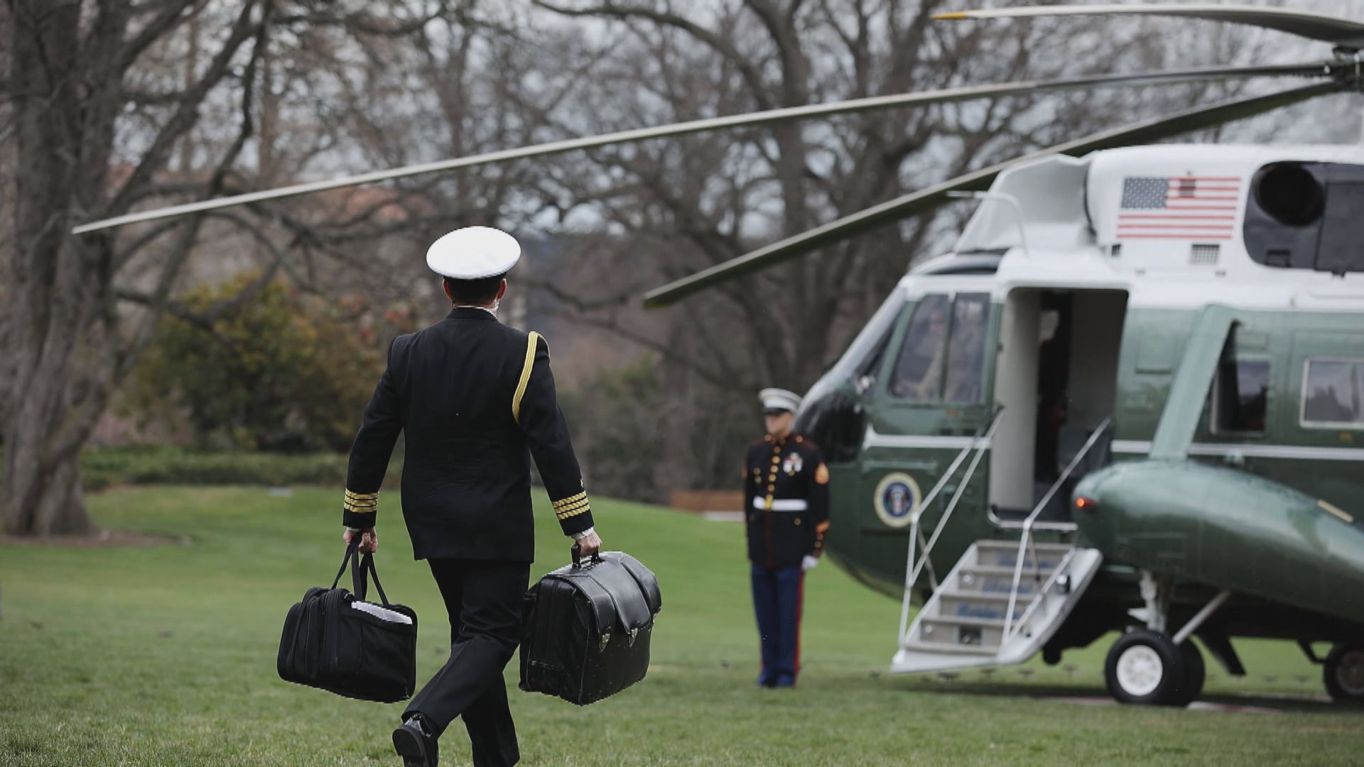 特朗普缺席總統就職禮　「核子足球」交接惹關注