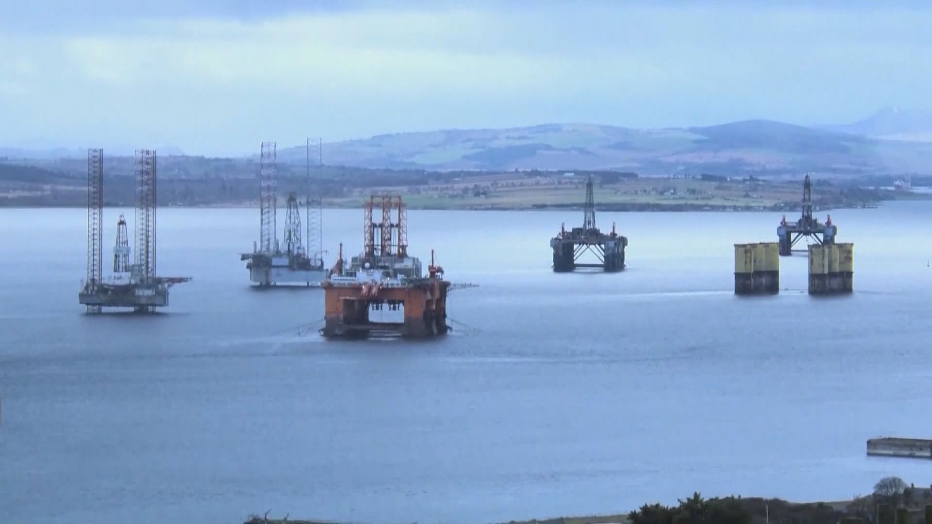 美國原油庫存減幅較預期小　油價先升後回