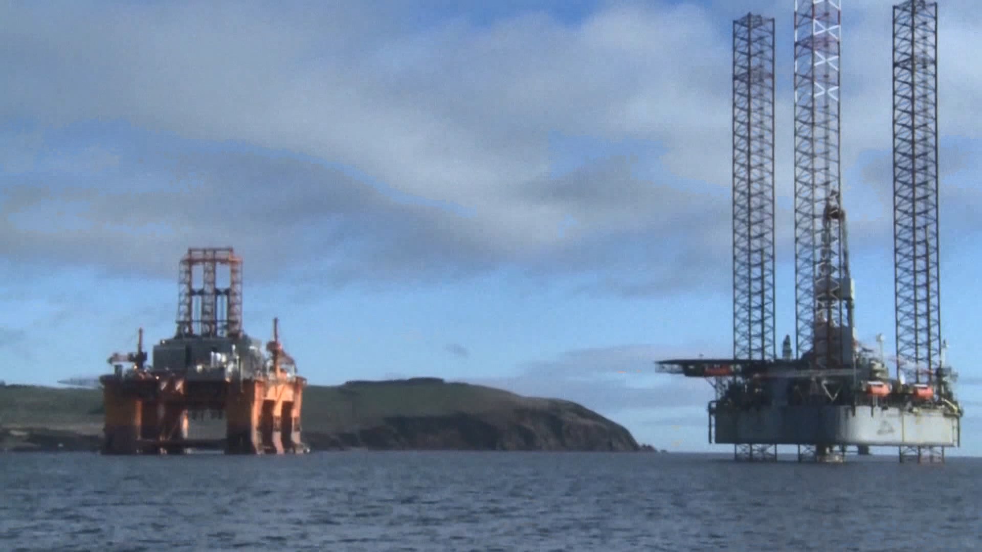 油價下跌4%　因產油國相繼增產搶奪市場佔有率