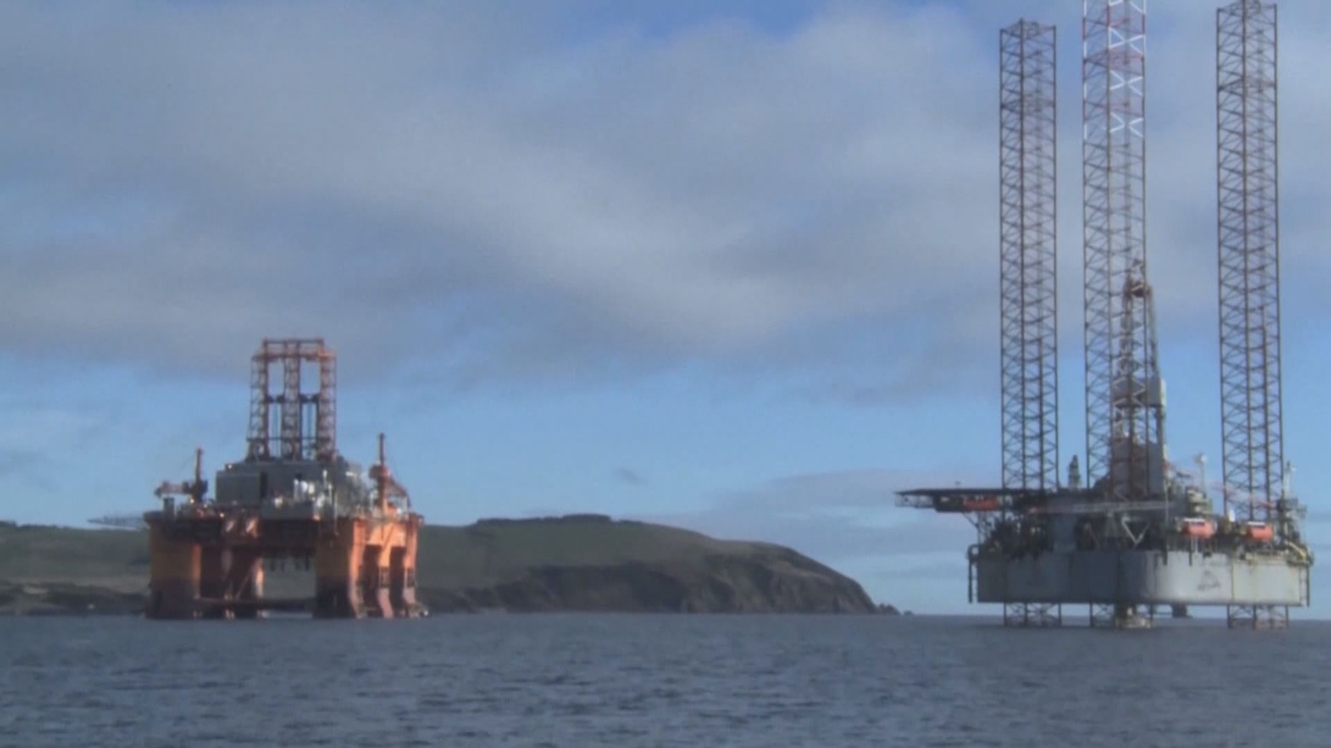 油價變動不大　因美元下跌