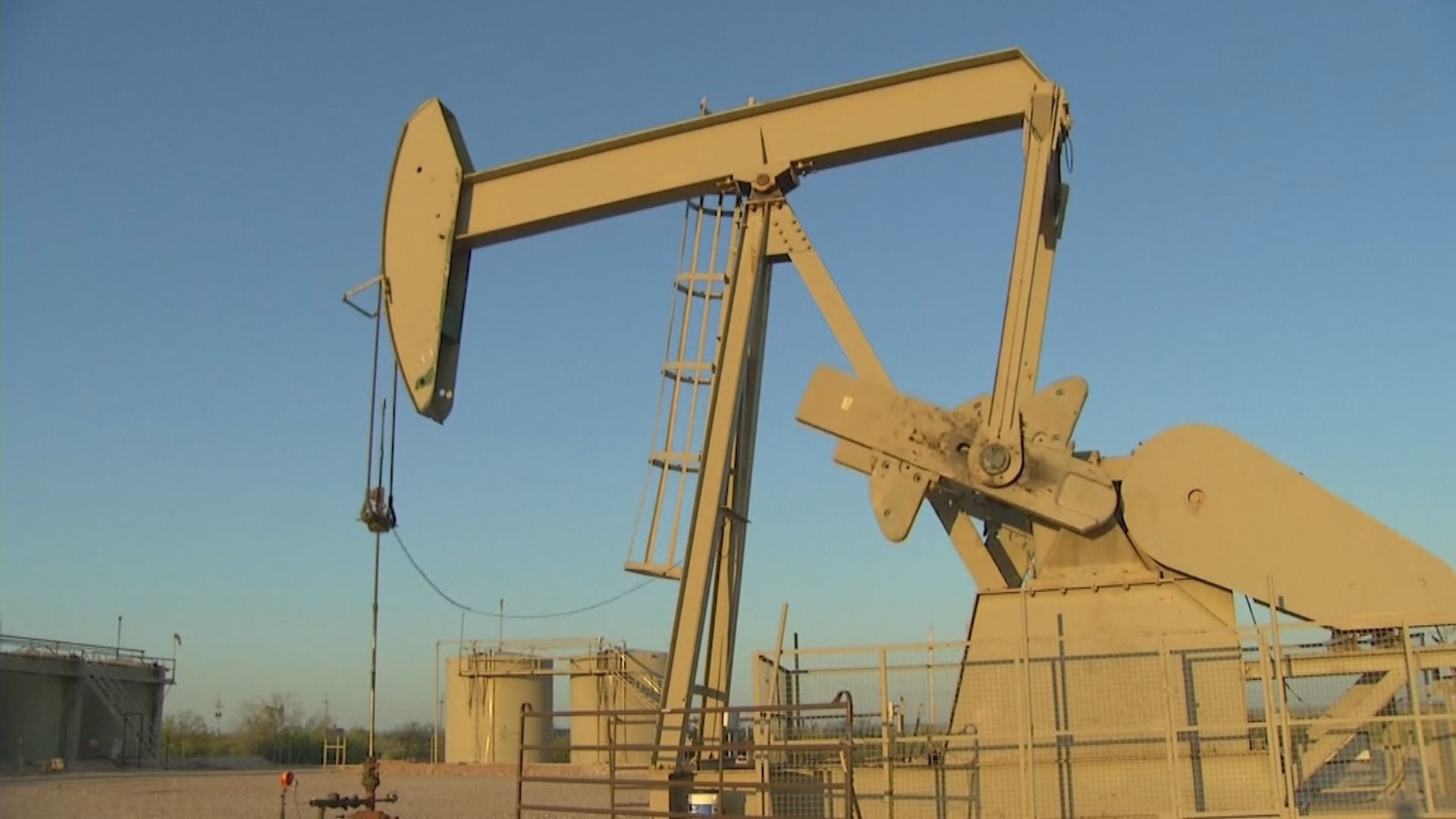 油價2連跌　因供應過剩憂慮及美元上升