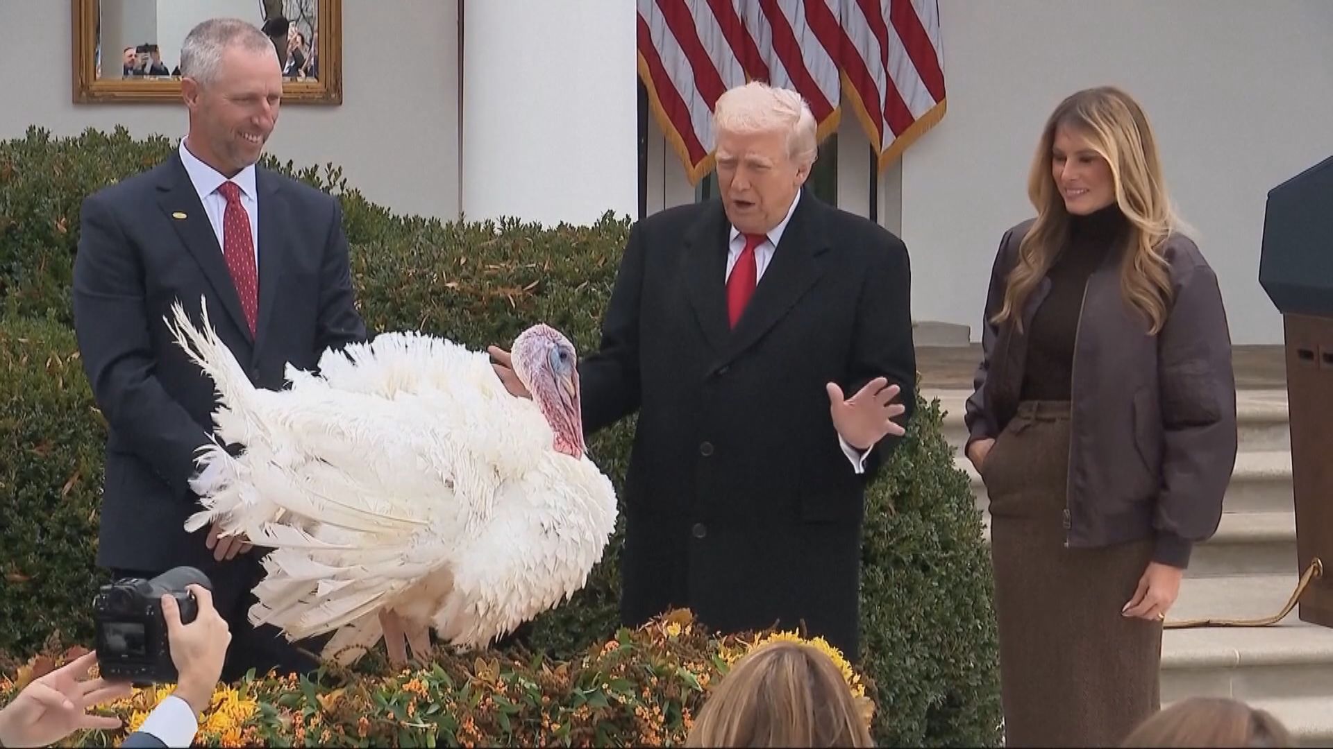 特朗普按傳統感恩節前赦免火雞　不忘揶揄民主黨人