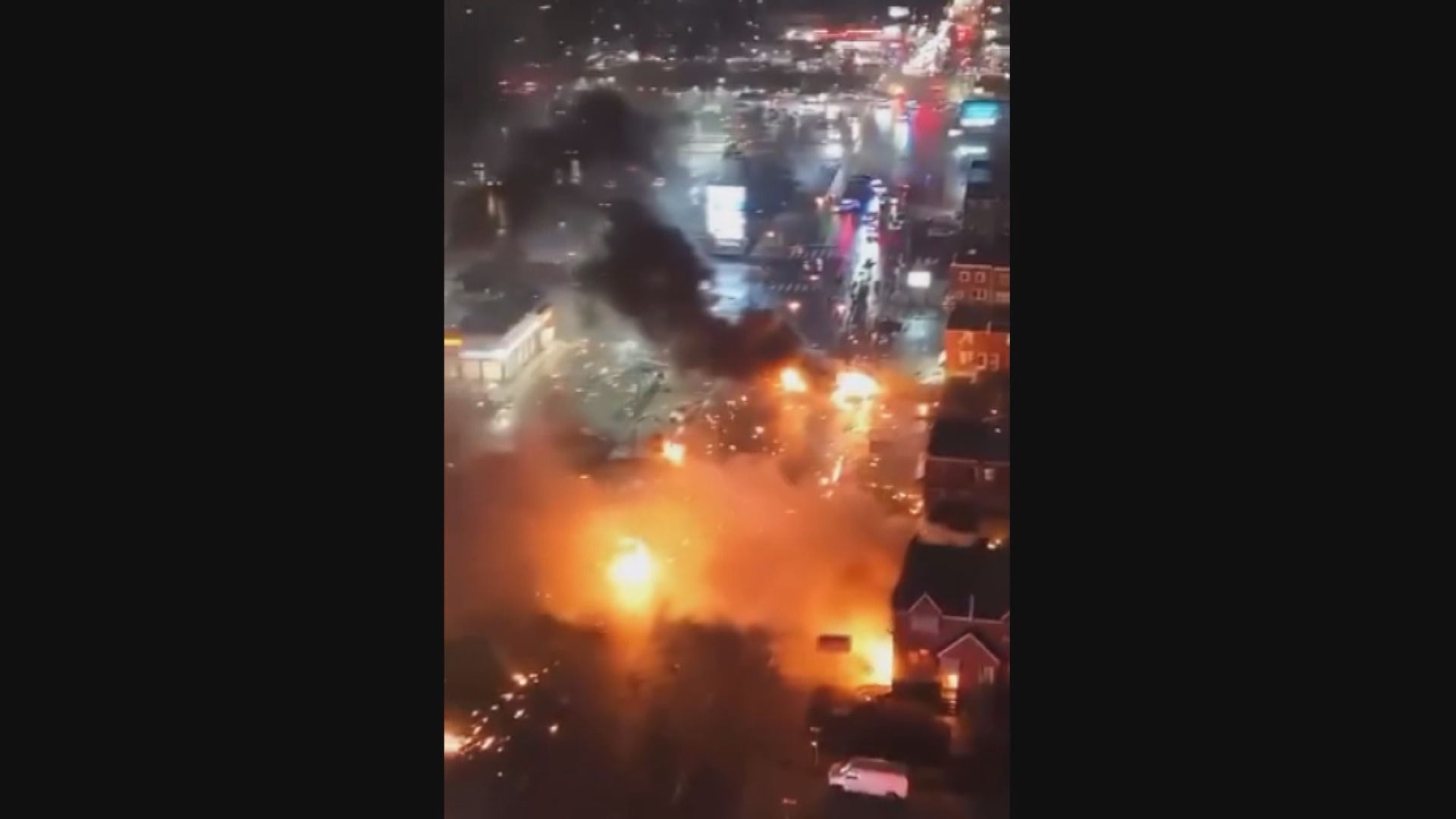 美國費城載六人小型醫療飛機墜毀　消息指地面多人傷亡