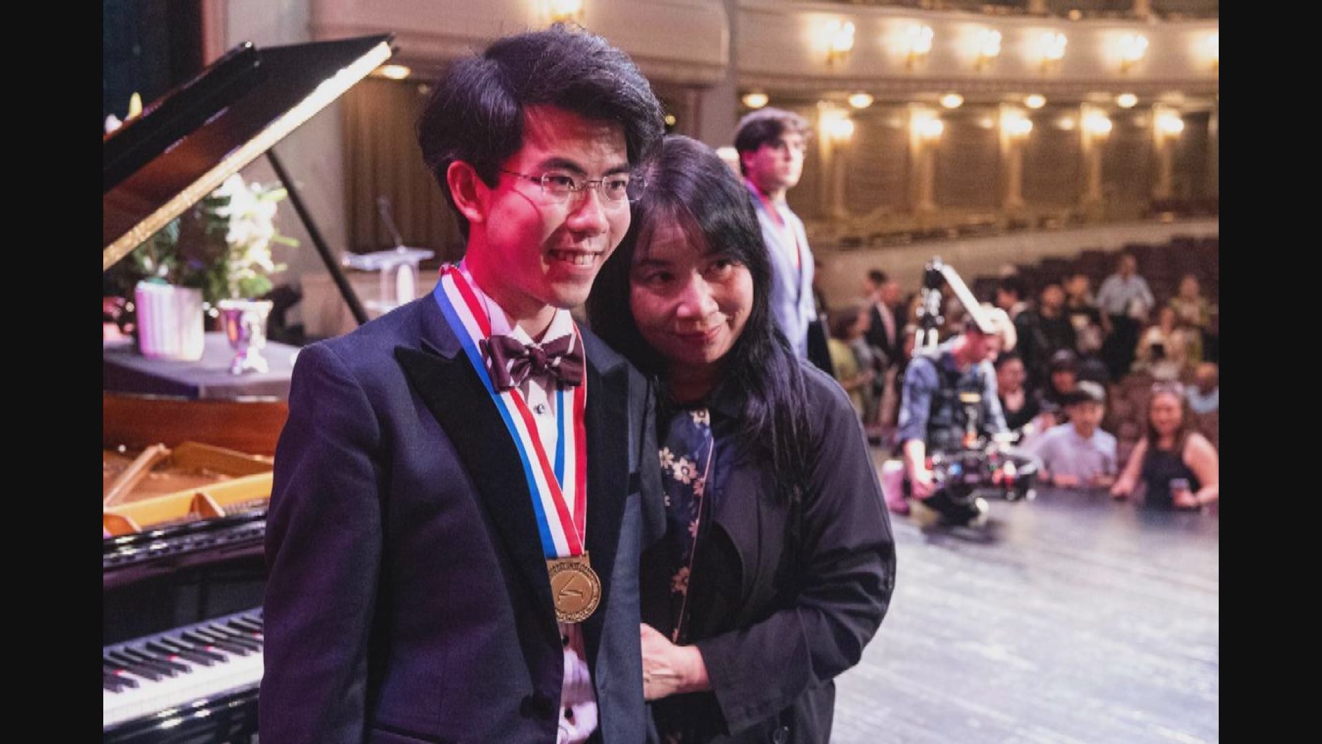 「鋼琴神童」揚威國際｜沈靖韜與母合照分享喜悅：榮幸成為首位港產鋼琴家奪冠