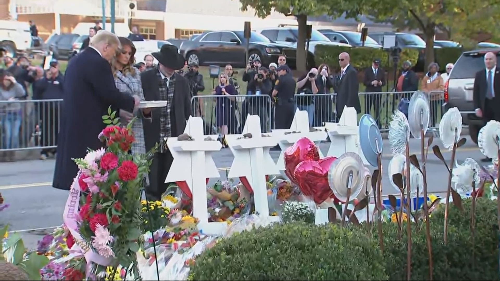 特朗普悼念槍擊案迎來民眾示威