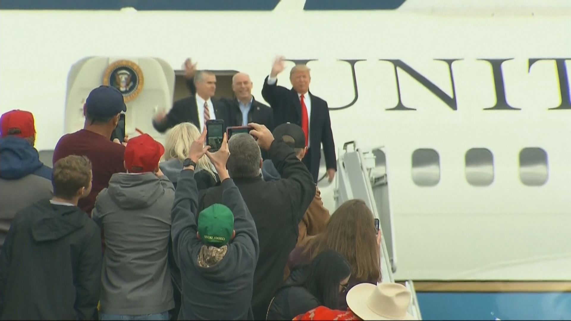 特朗普「霸氣」入場出席拉票活動