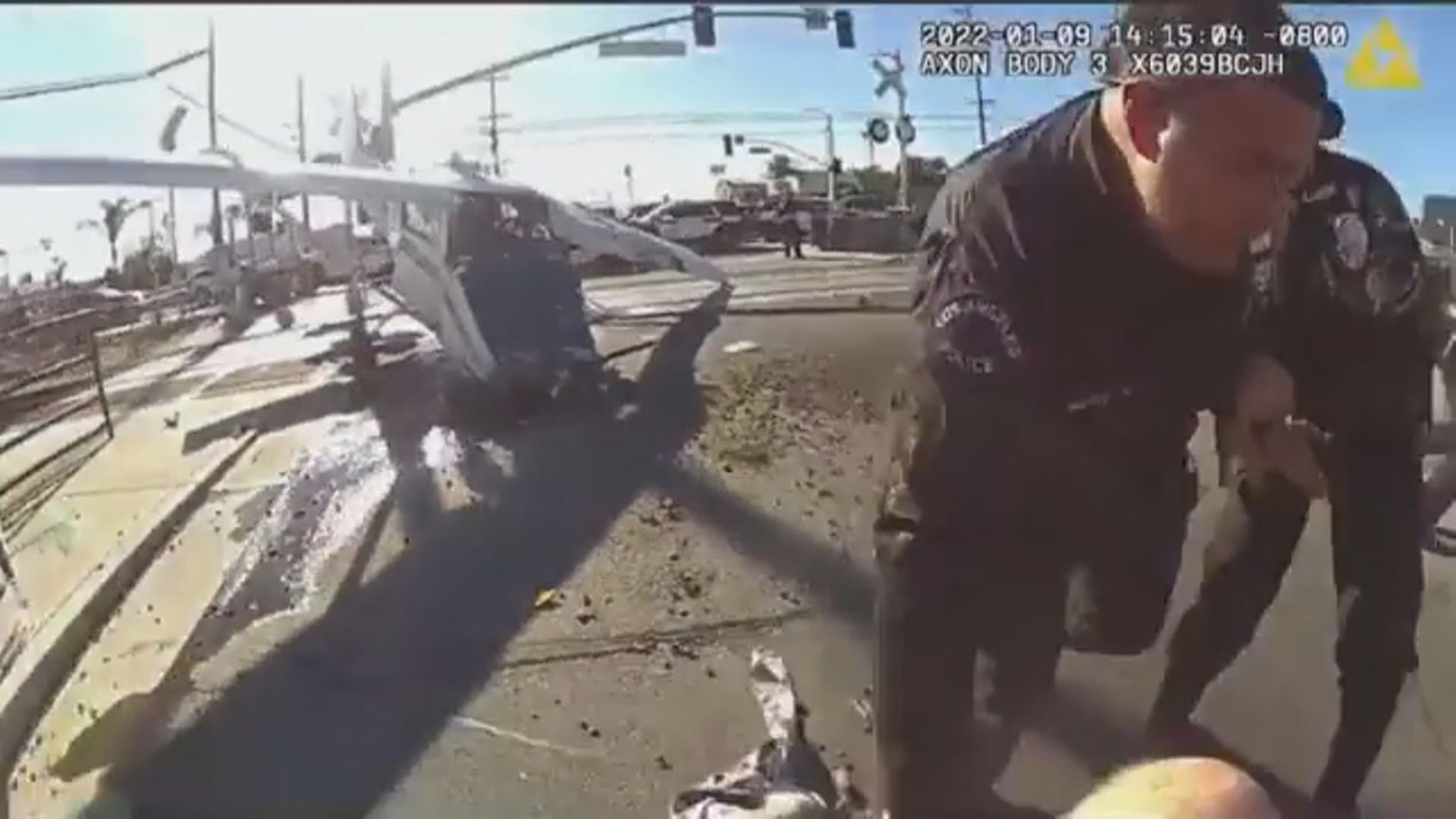 美機師駕小型飛機急降路軌　幾乎被火車撞倒