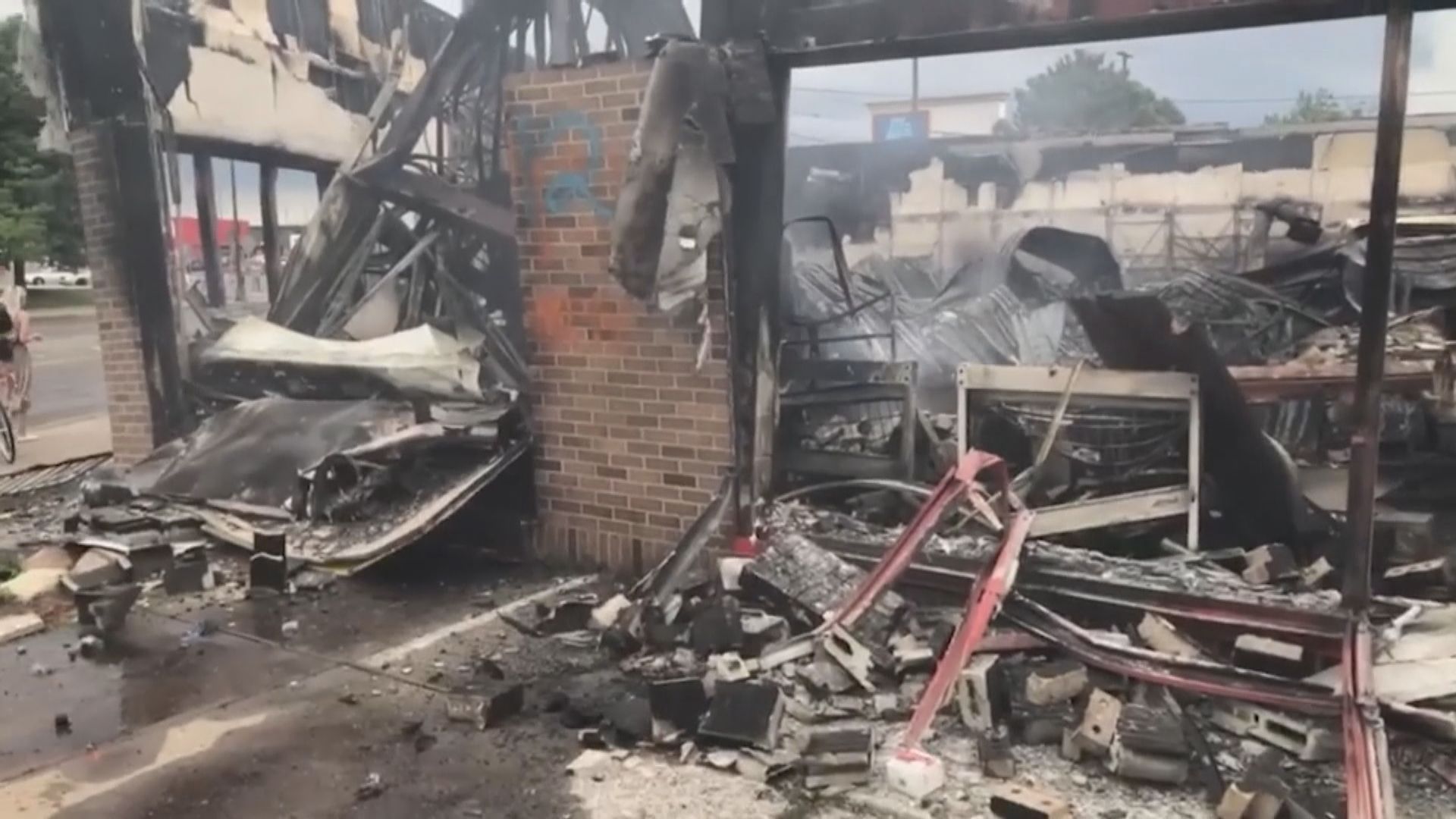 美國黑人遭警壓頸亡　明尼蘇達州騷亂持續進入緊急狀態