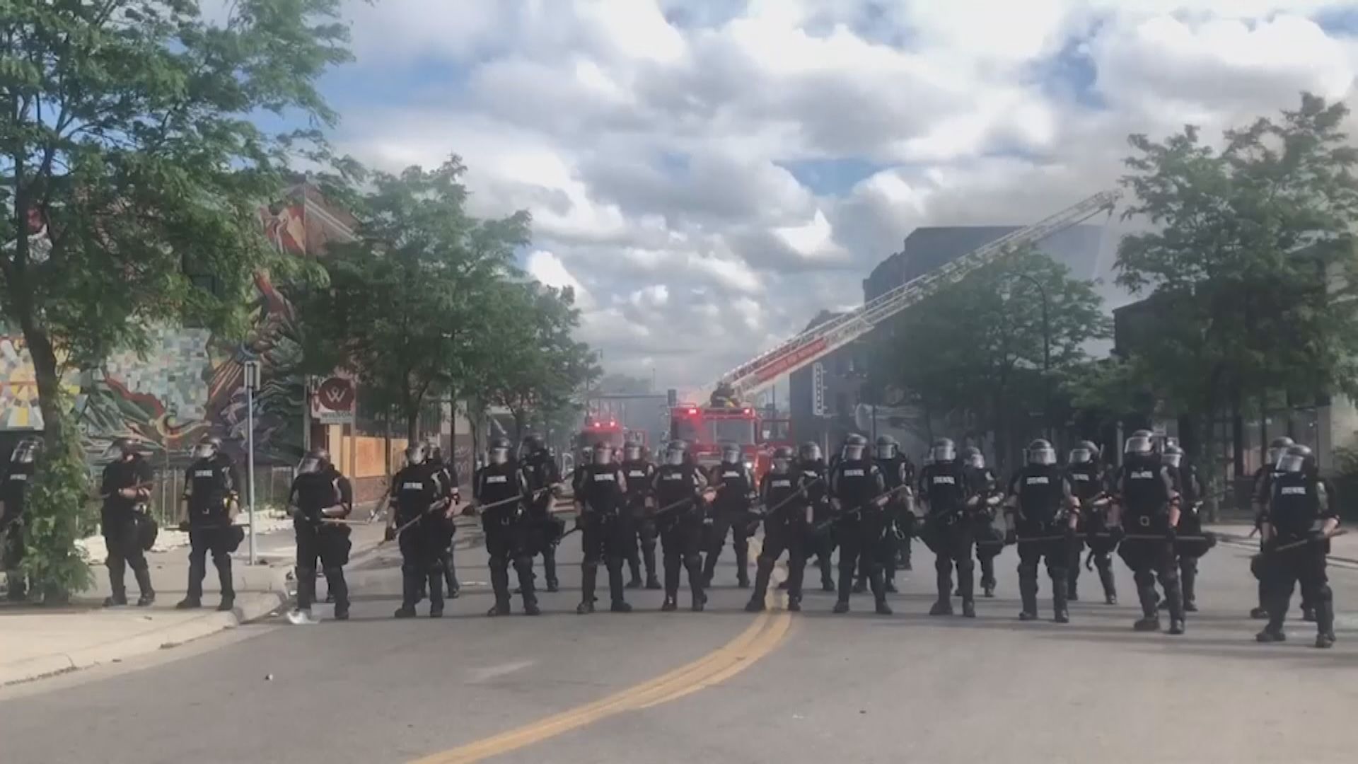 美國明尼阿波利斯周五晚起宵禁