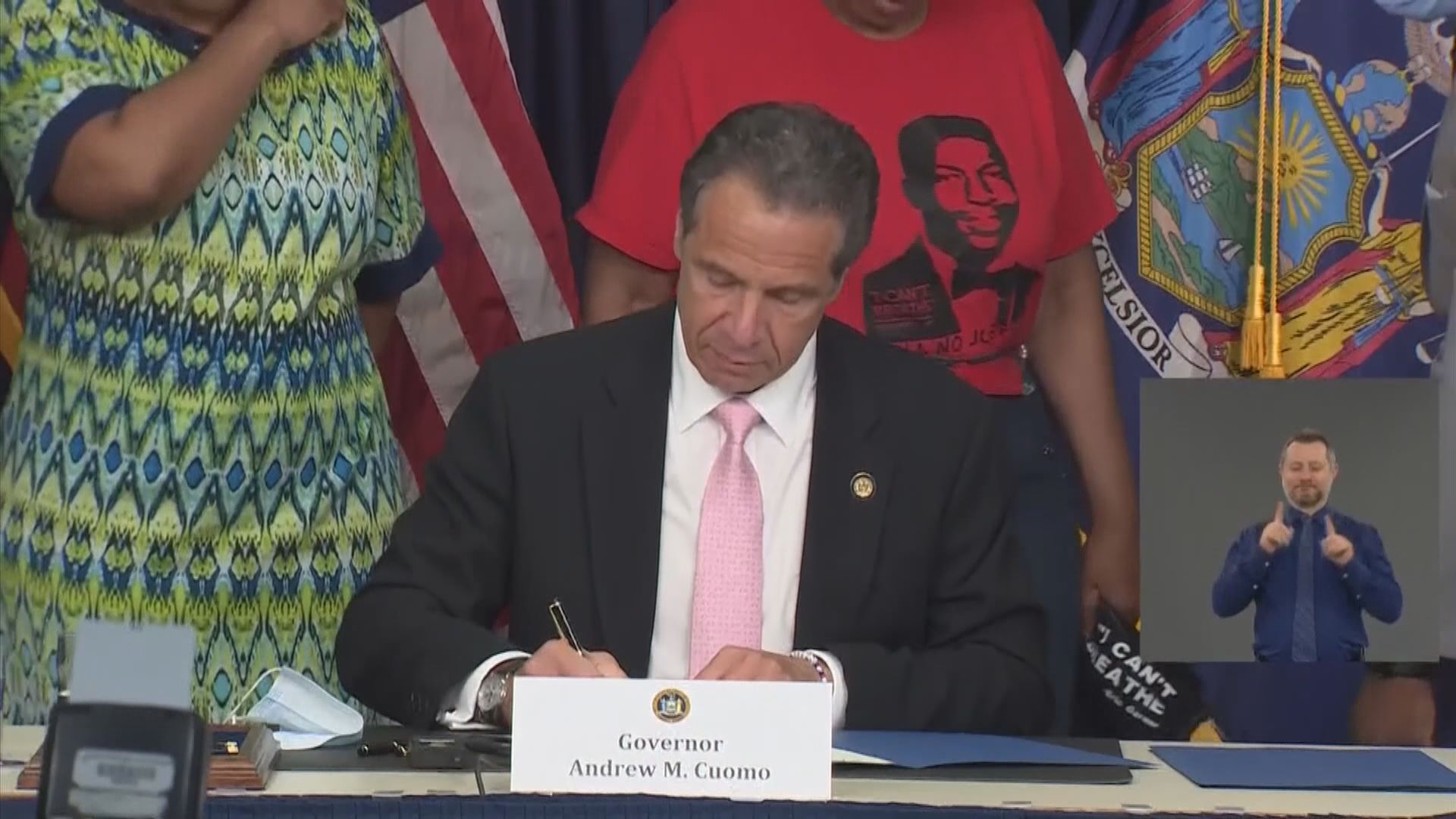 紐約州州長簽署警隊改革法案　禁止警員箍頸