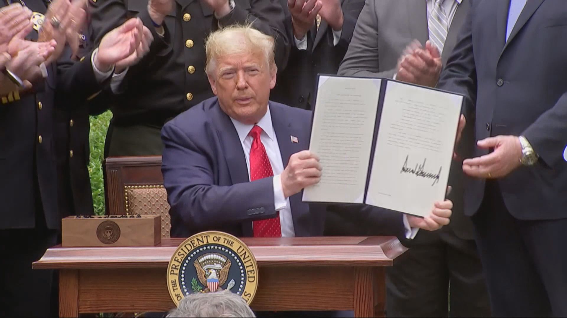 特朗普簽令推警隊改革　但強調不會解散警隊