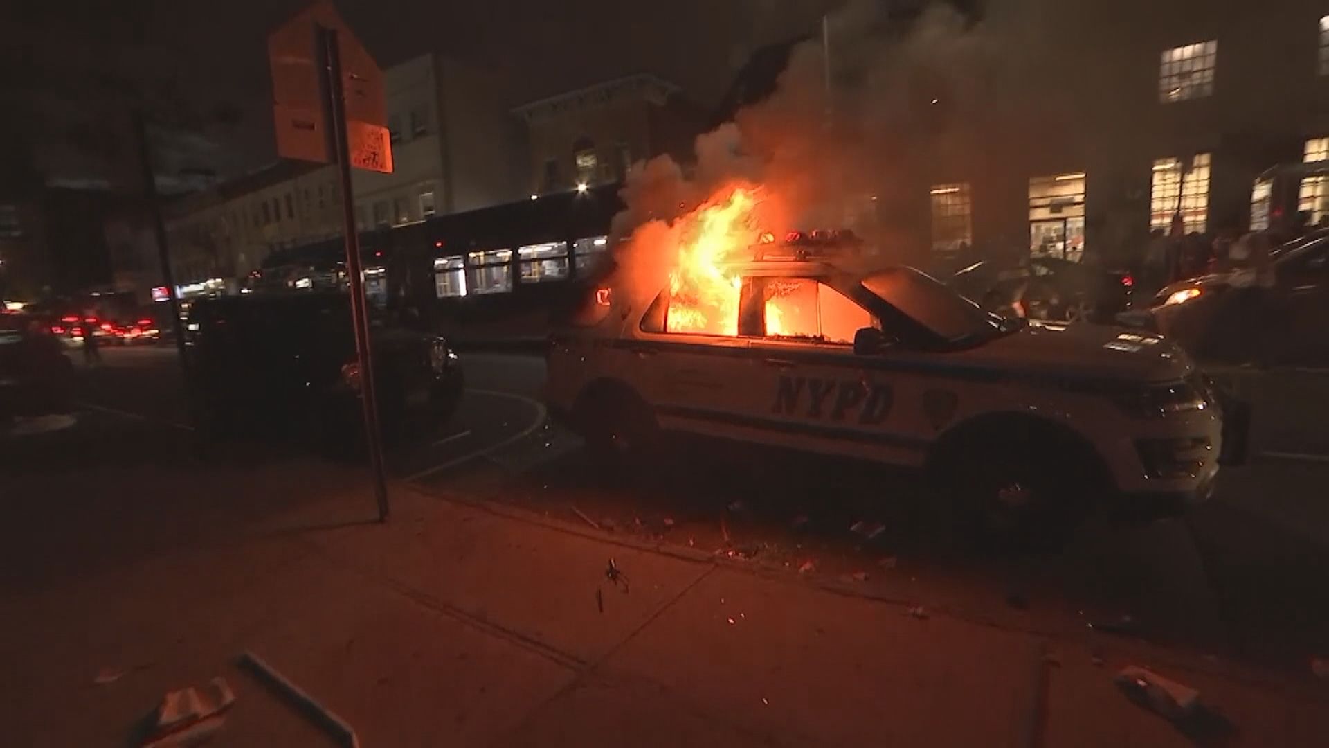 紐約市示威多部警車遭縱火破壞