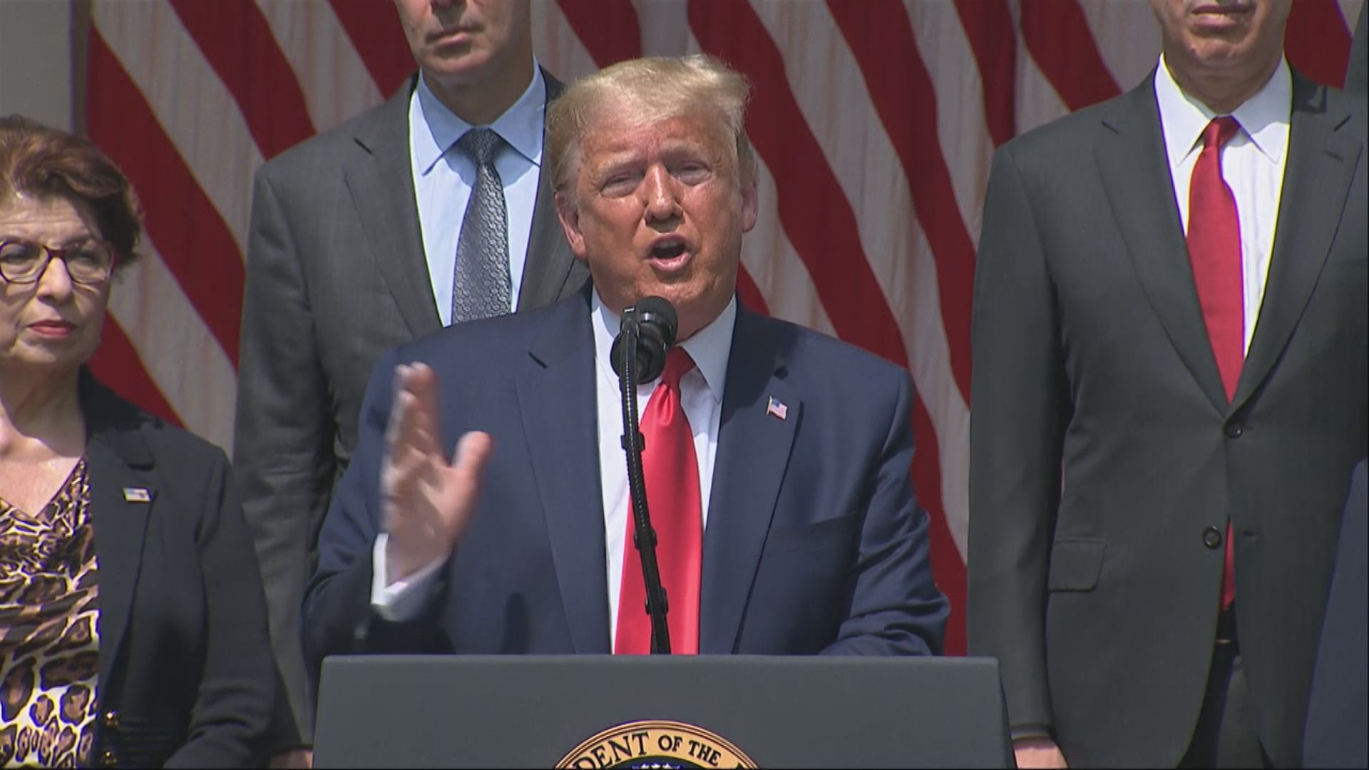 特朗普重申必須制止示威