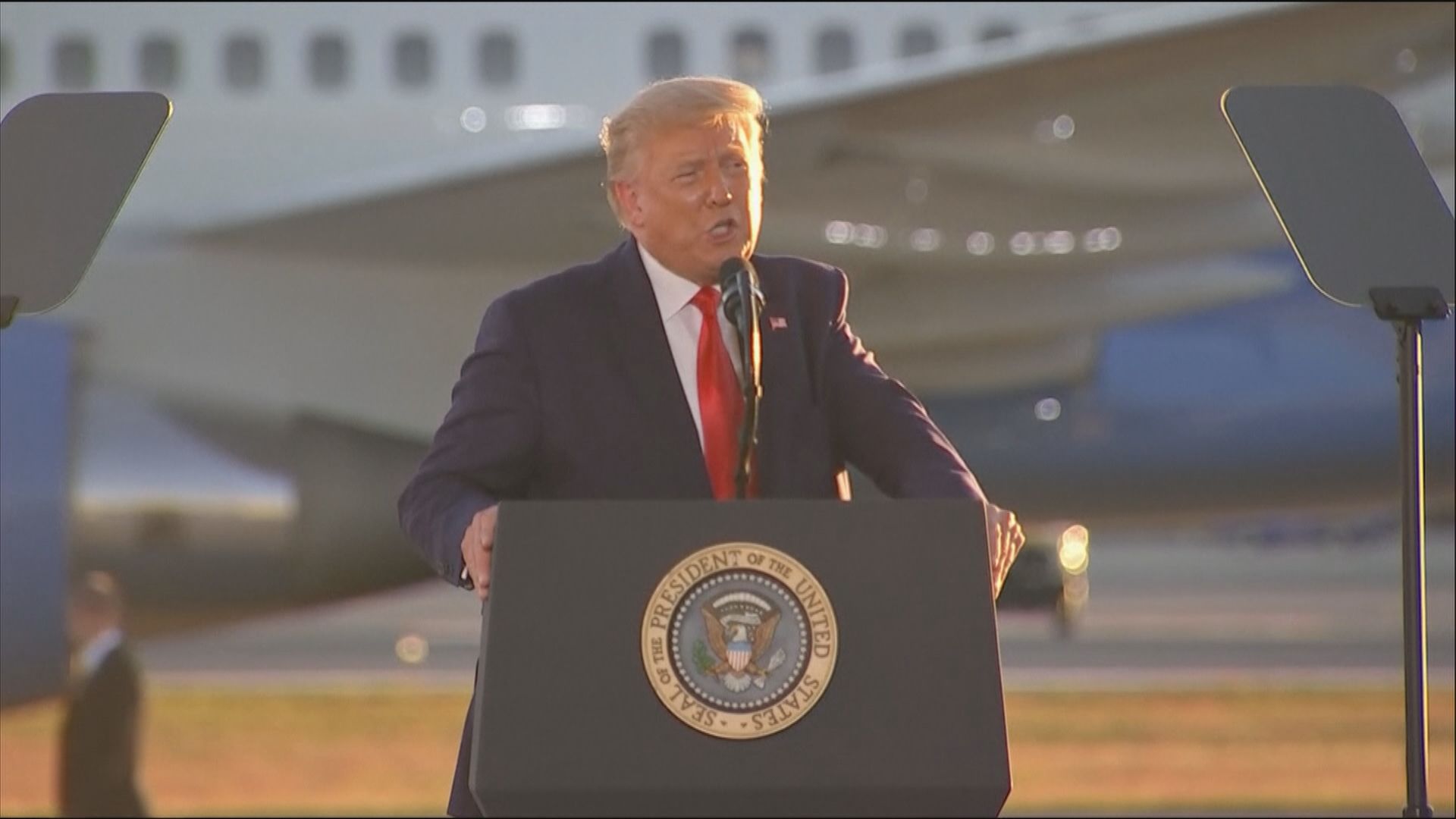 特朗普未直接回應警員連開七槍射傷黑人男子事件