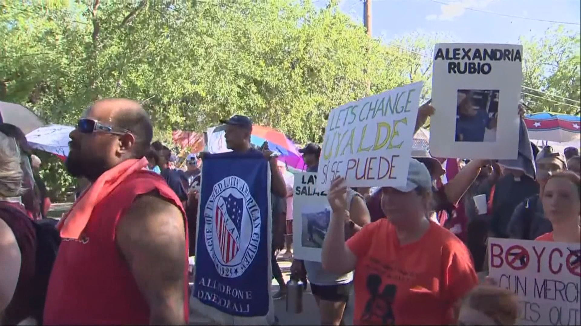 美國得州五月槍擊案小學外有示威　抗議槍械暴力