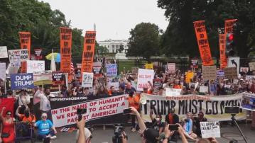 美國多地有反特朗普「無王日」示威　洛杉磯警方清場期間同示威者爆發衝突