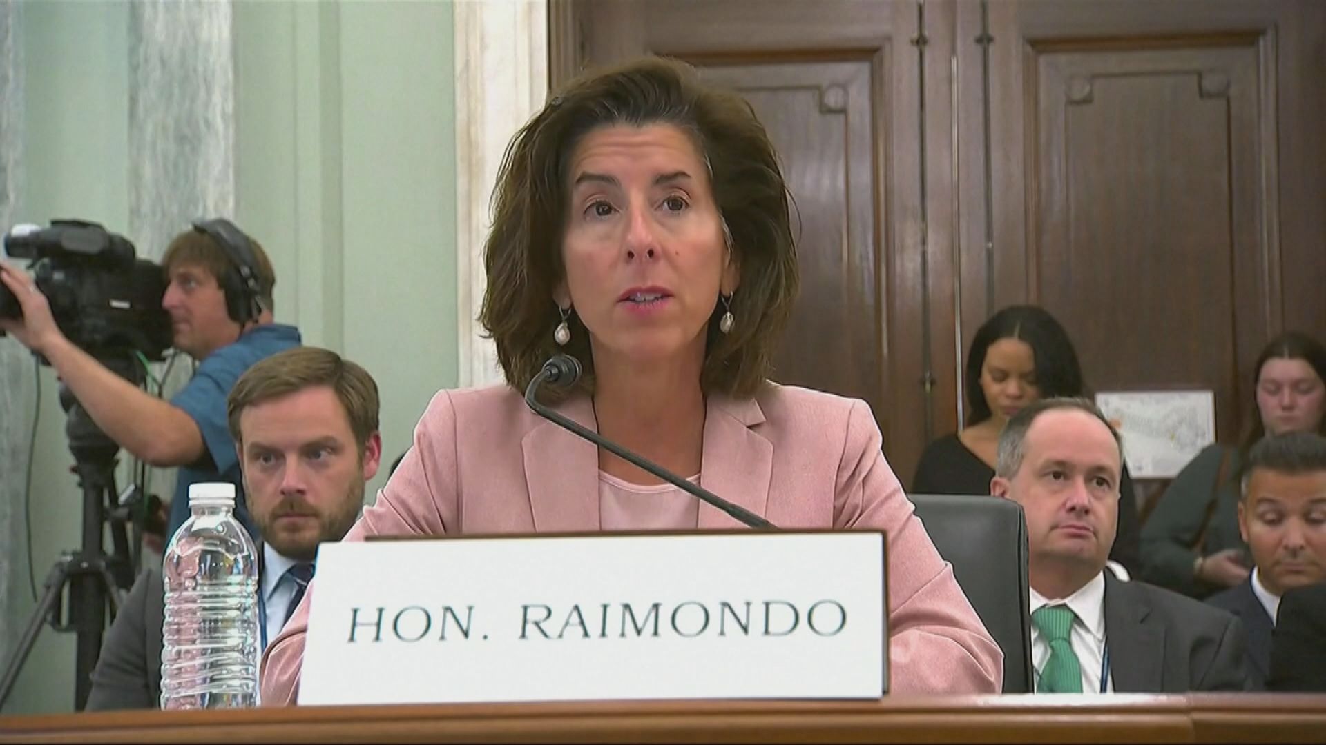 雷蒙多：華為手機晶片表明美國需更多手段來實施出口管制