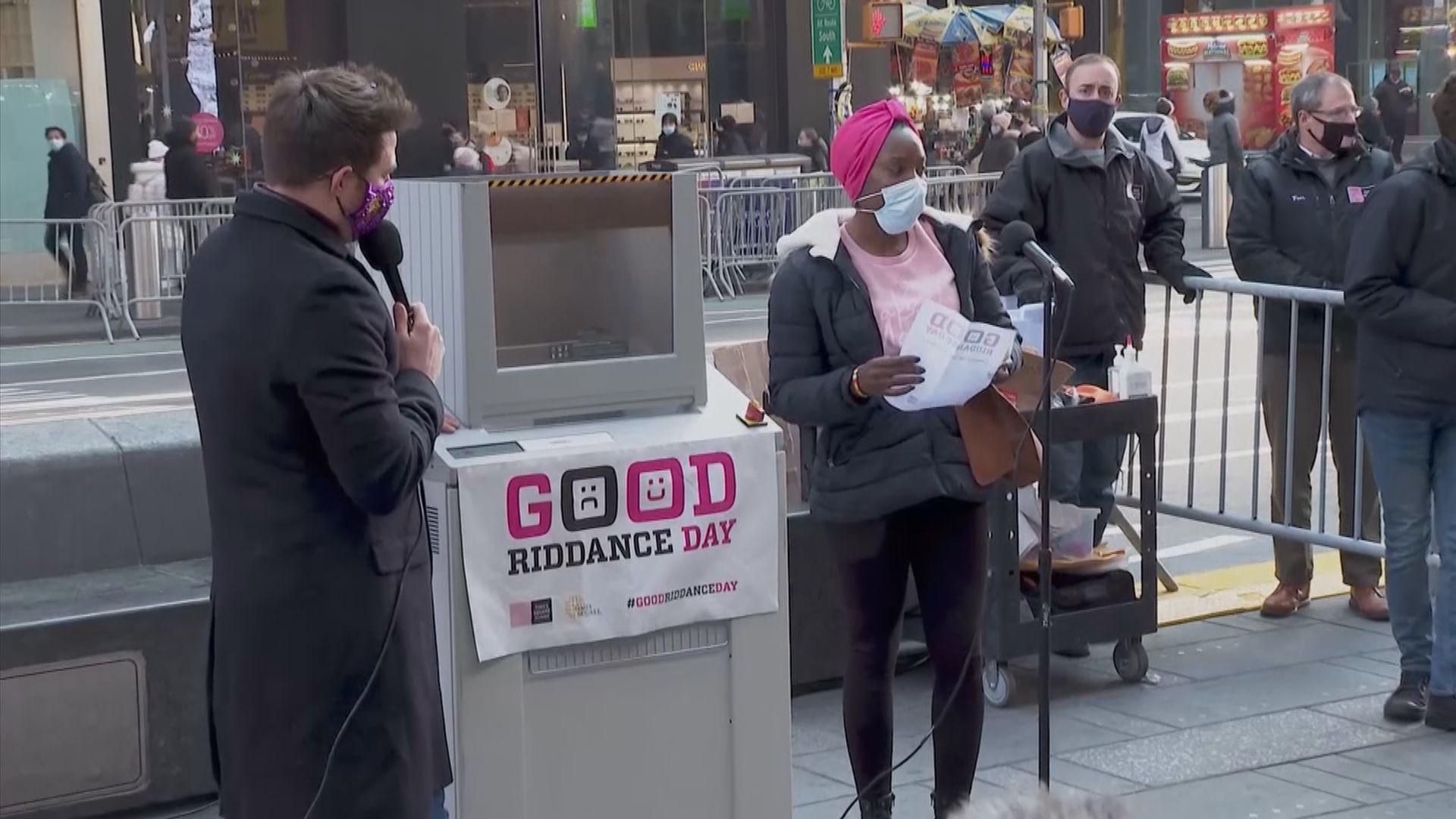 紐約時代廣場「解脫日」活動　民眾送走今年不快回憶