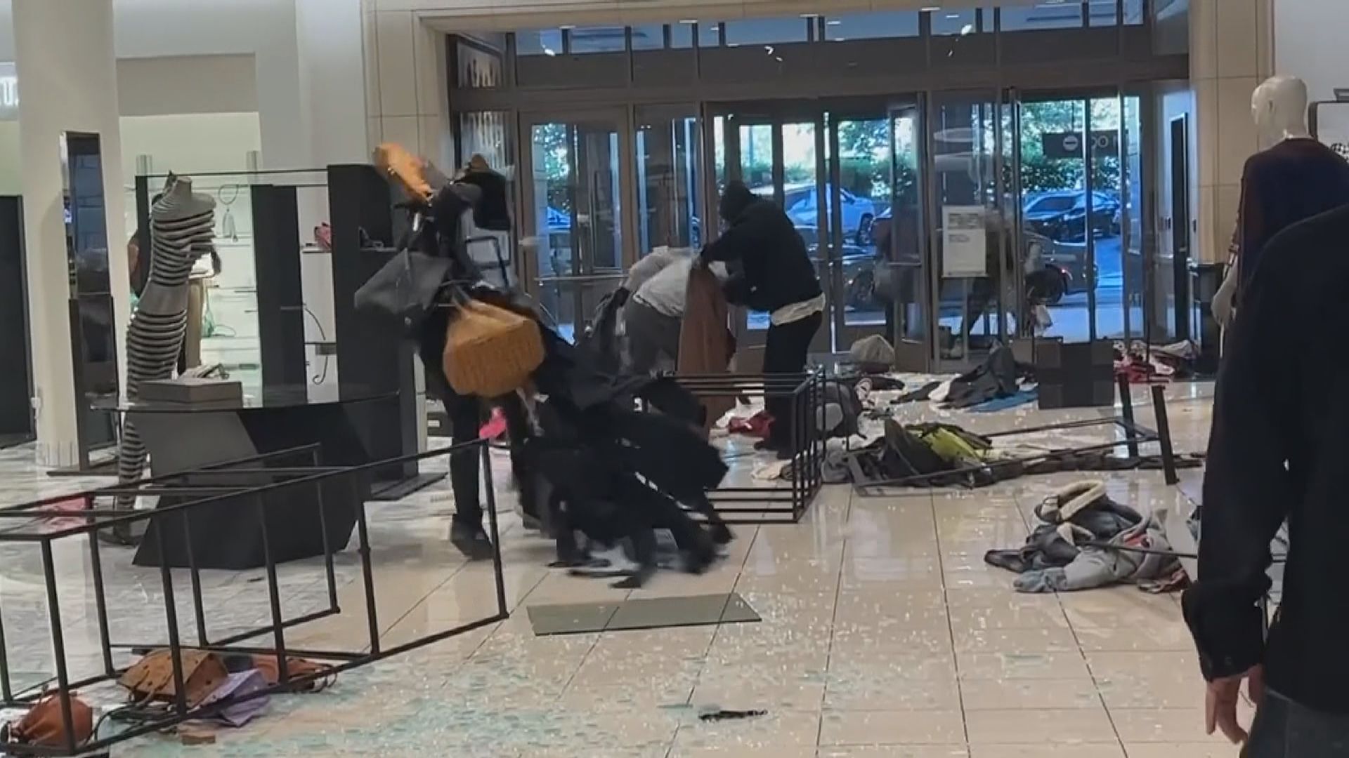 加州再有快閃劫案 高級百貨被劫高達十萬美元貨品