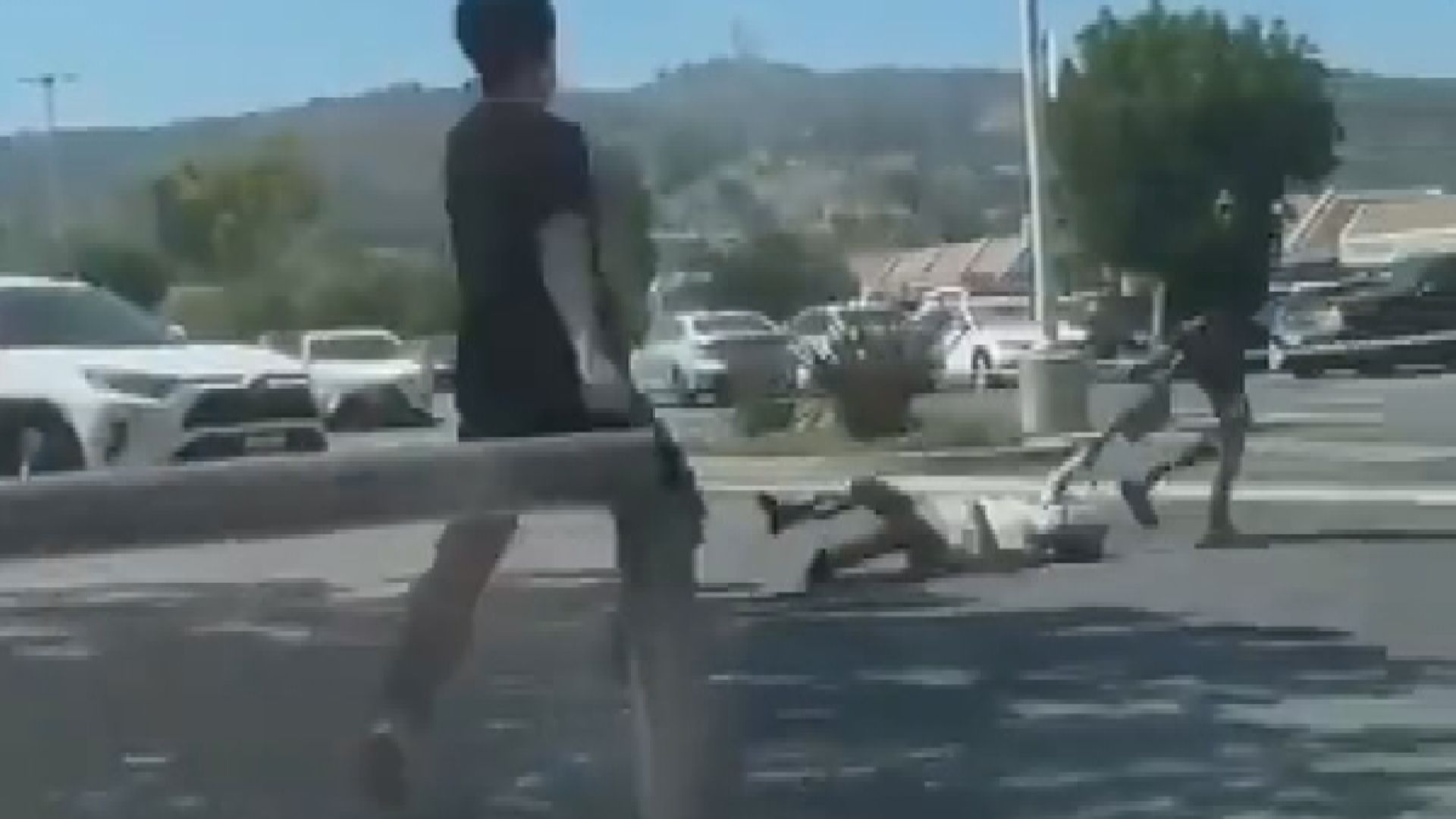 美國加州有長者遭搶劫被拖行