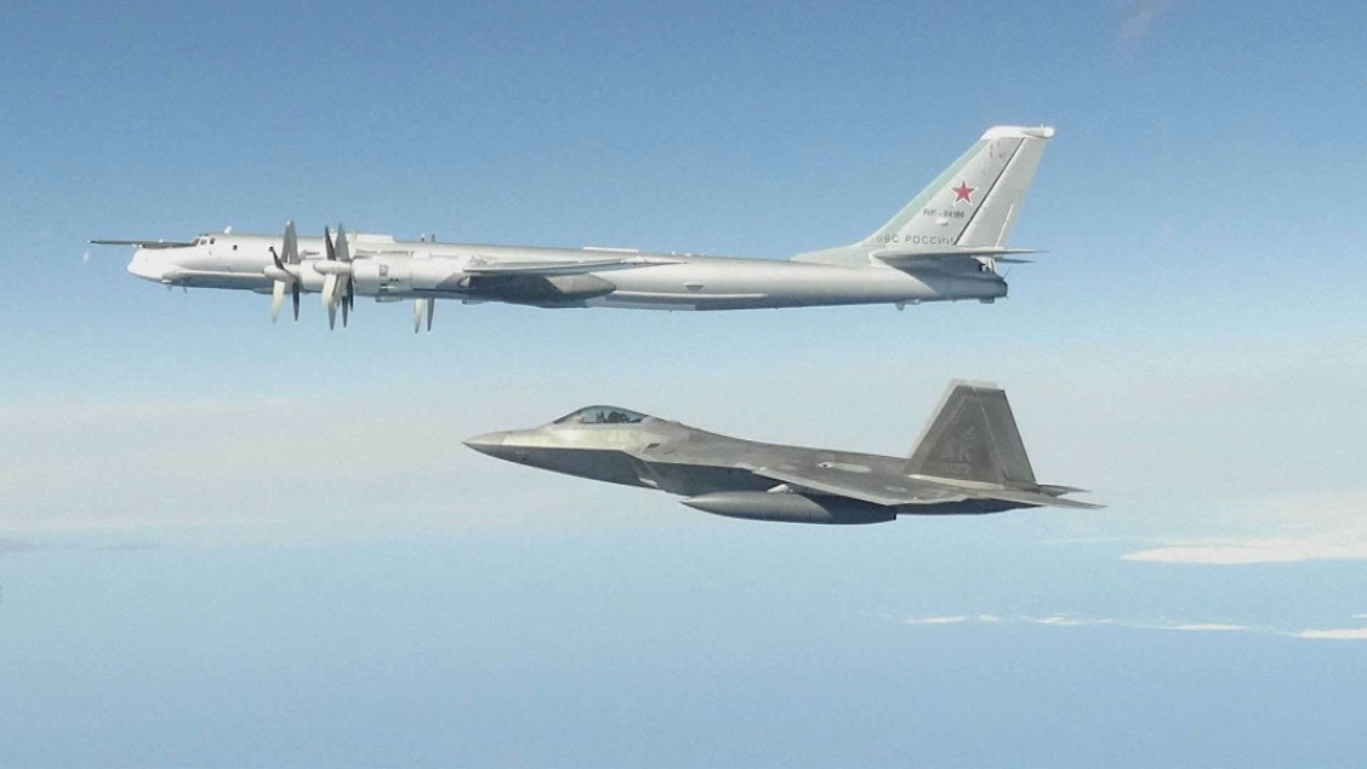 俄羅斯圖-95轟炸機執行任務時遭美軍戰機近距離監視