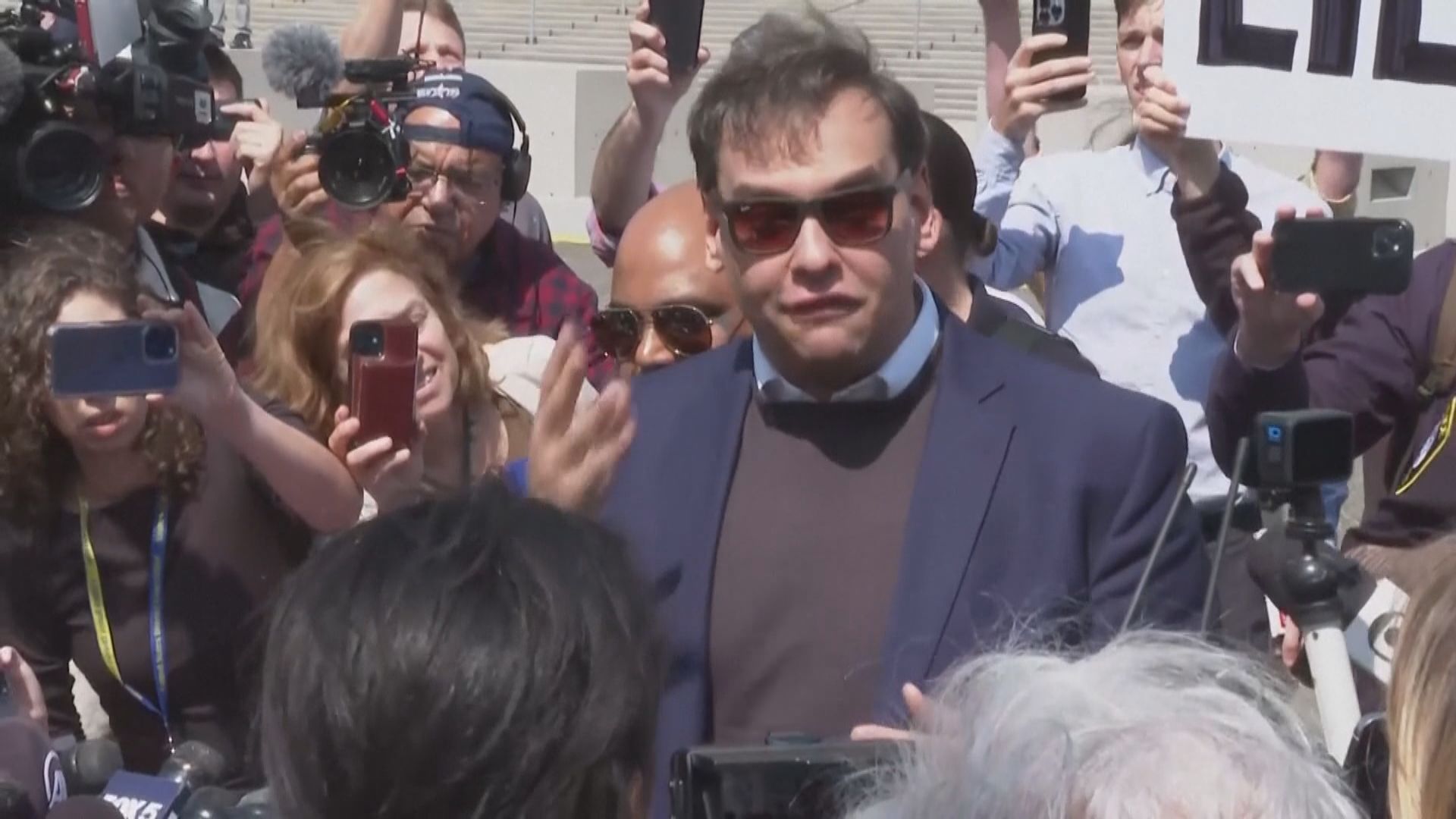 醜聞纏身美國眾議員桑托斯被控欺詐等13項罪名