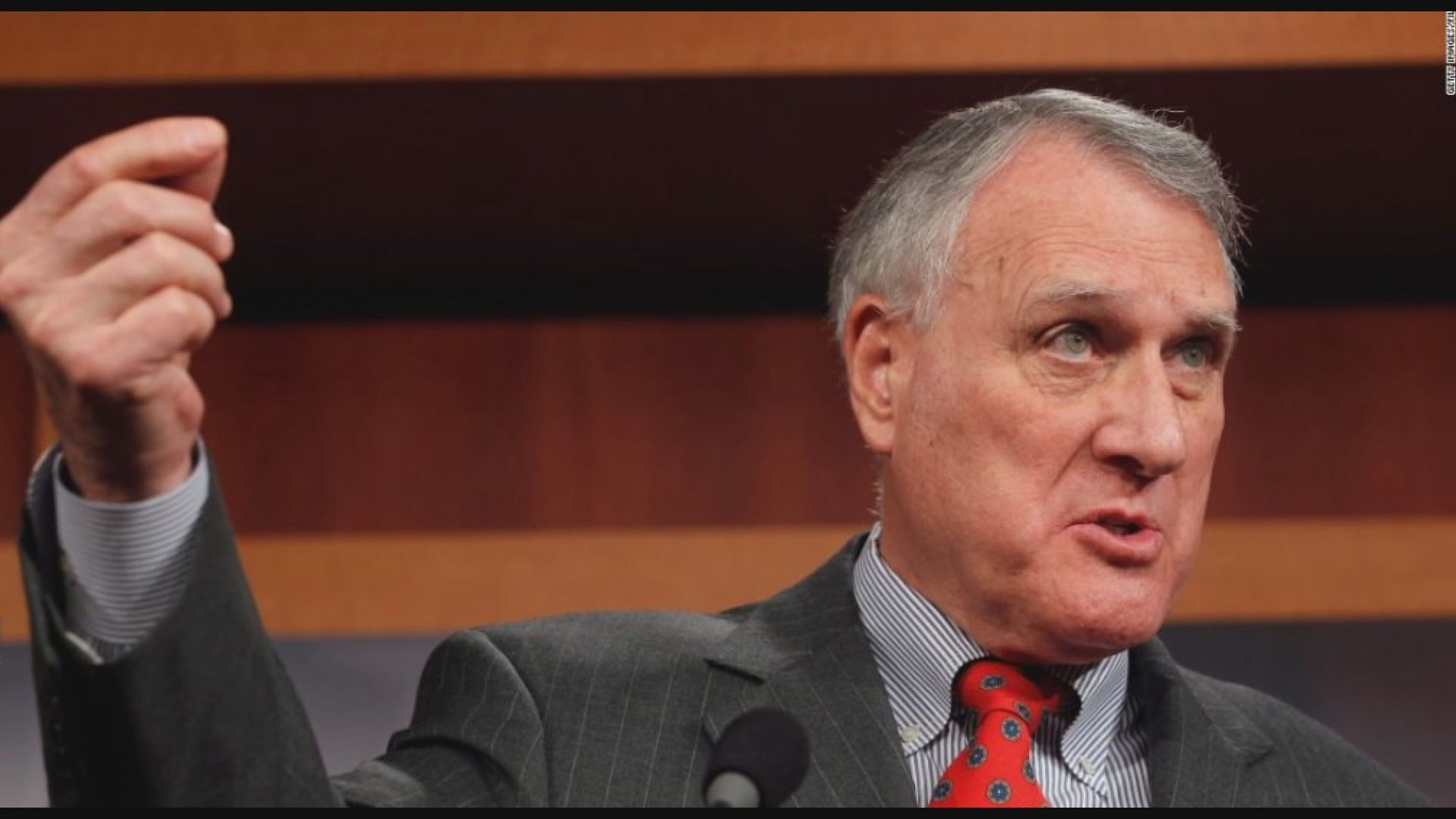 凱爾宣誓接任已故麥凱恩參議院議席