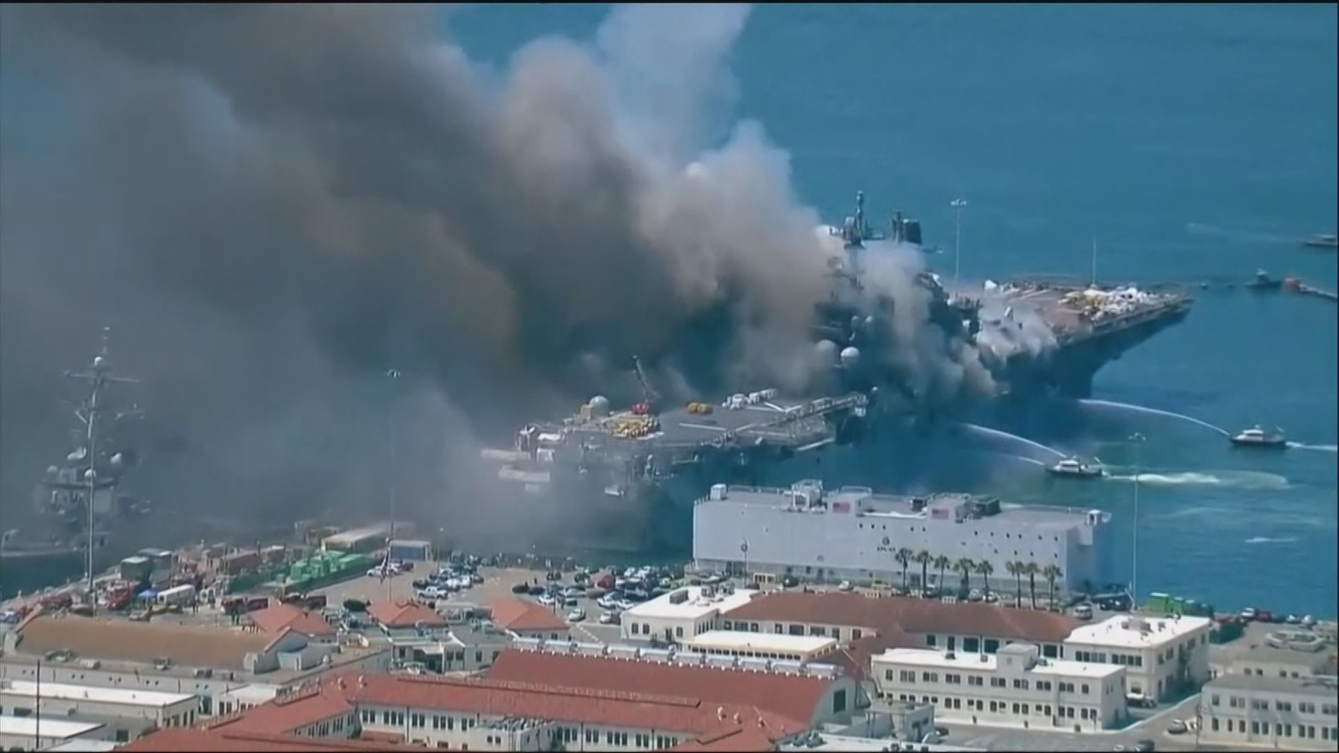 美軍一艘兩棲攻擊艦爆炸起火　至少21傷