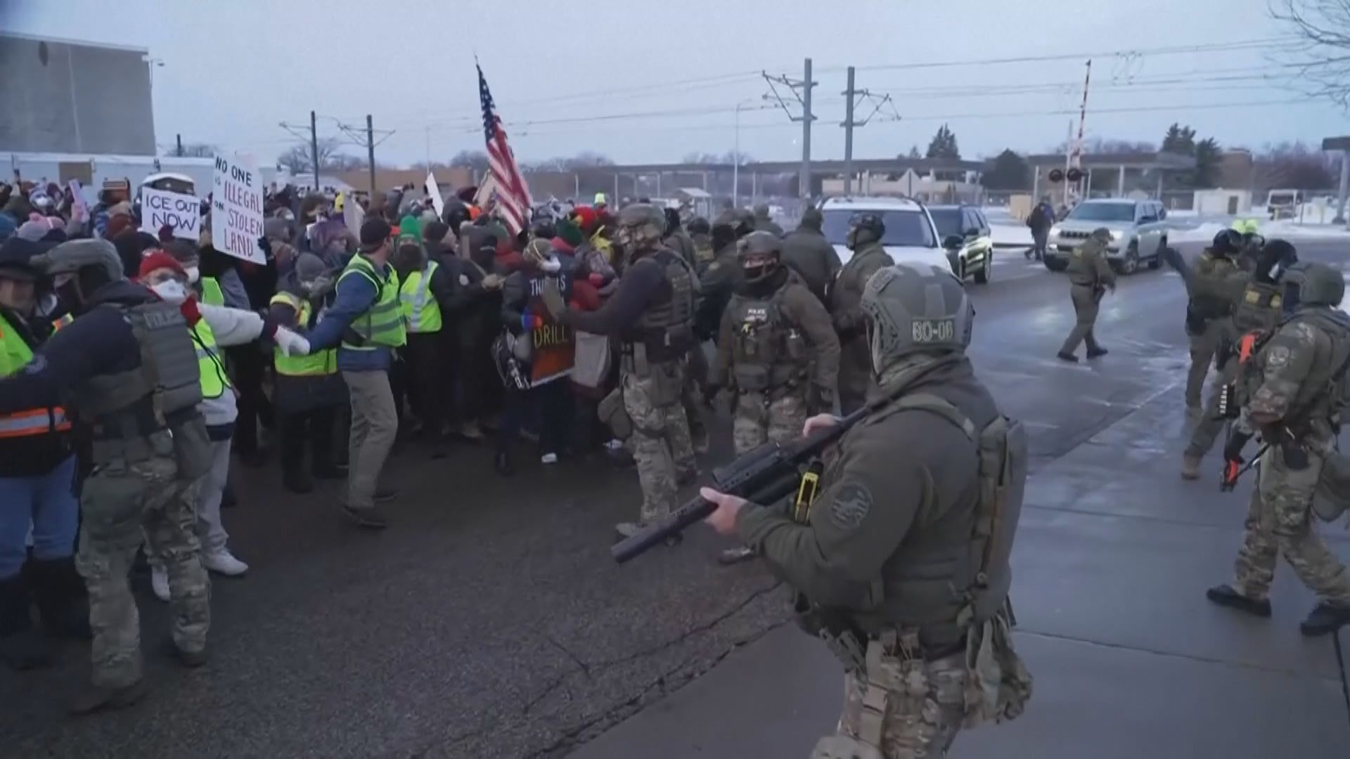 美國女子遭執法人員開槍擊斃事件引發民眾示威　多人被捕