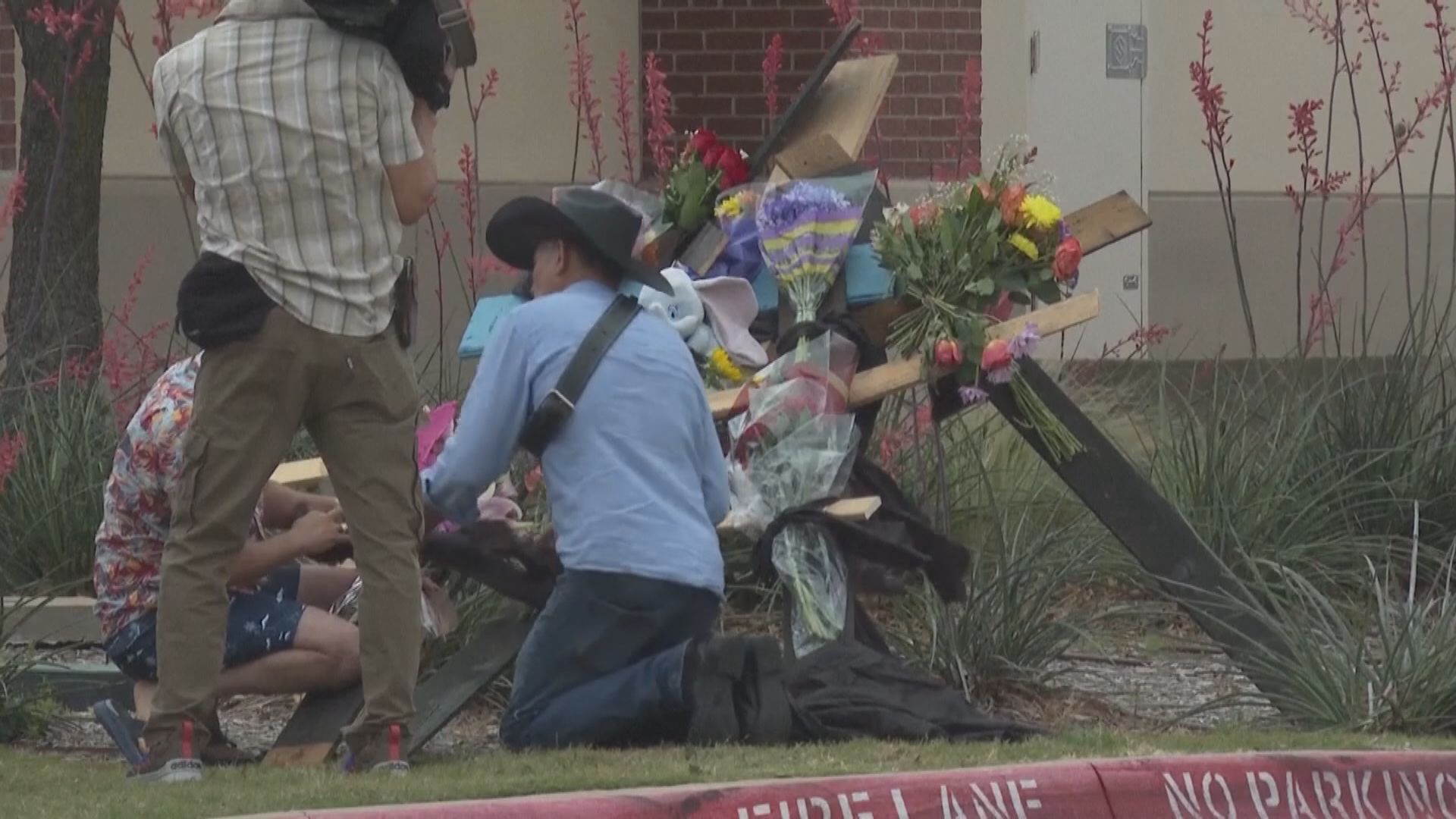 大批民眾悼念得州商場槍擊案死難者　拜登再促國會通過加強槍械管制法案