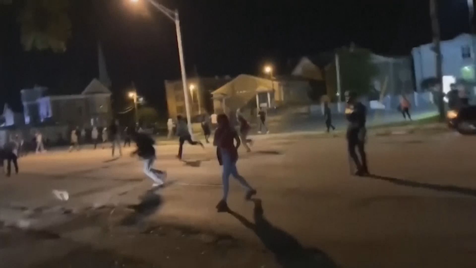 美國基諾沙市槍擊案17歲白人男子被控謀殺