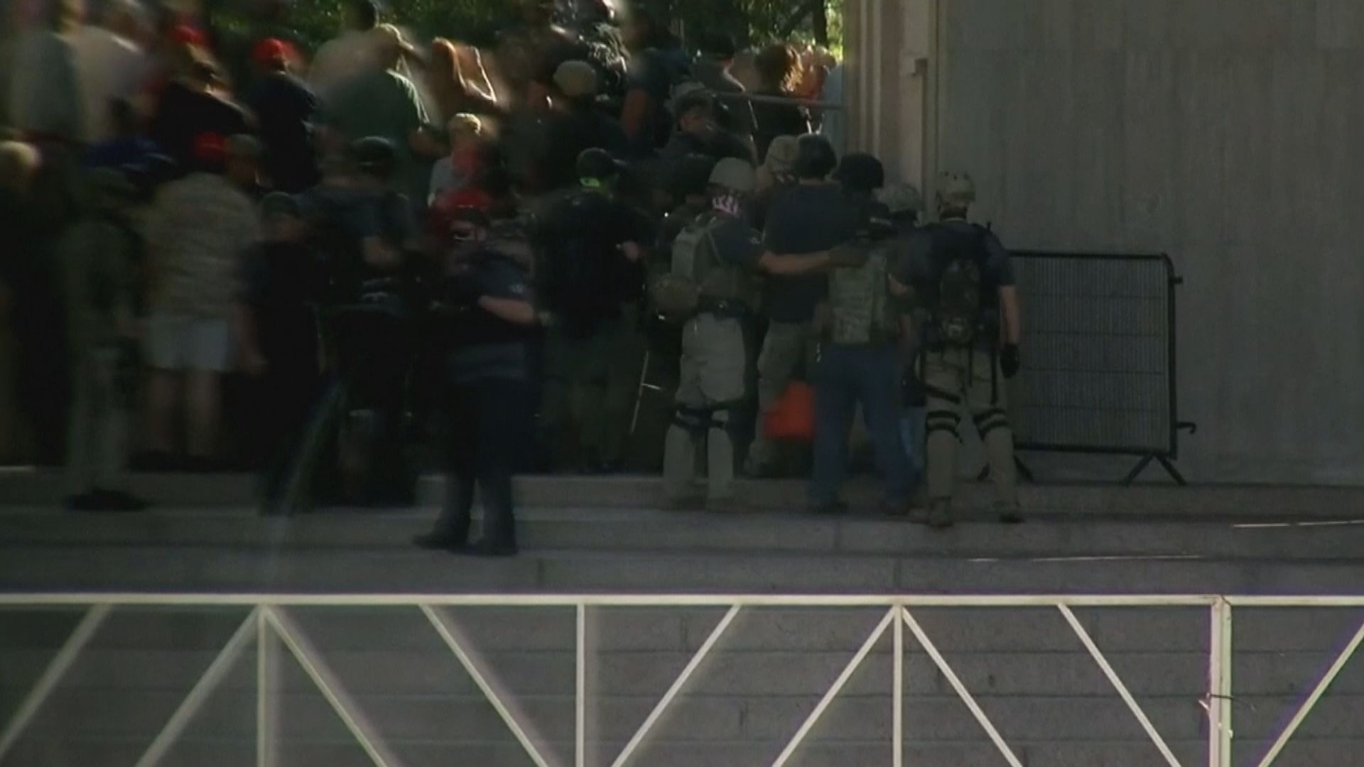 美國丹佛市左右翼示威　一人中槍身亡