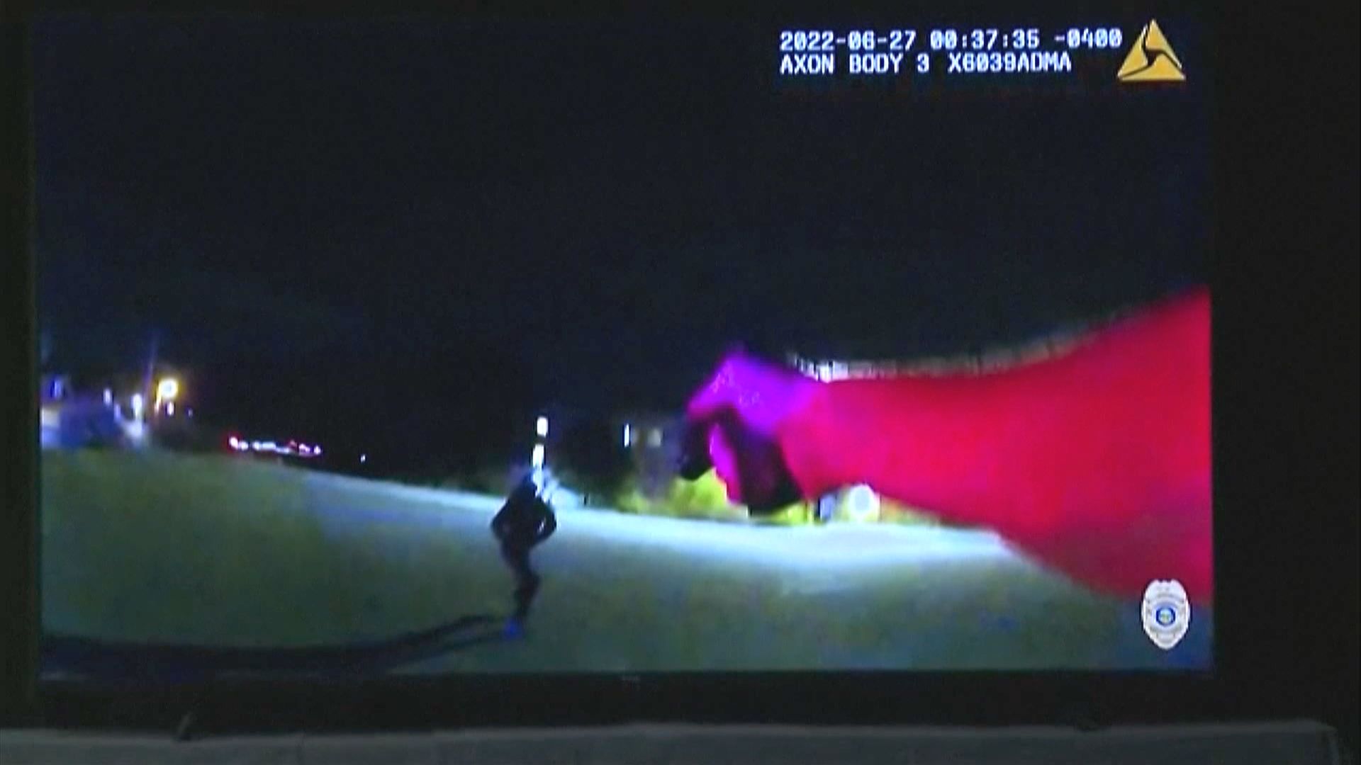 俄州警方公開黑人男子遭警員開槍擊斃片段　大批示威者上街抗議警方暴力執法