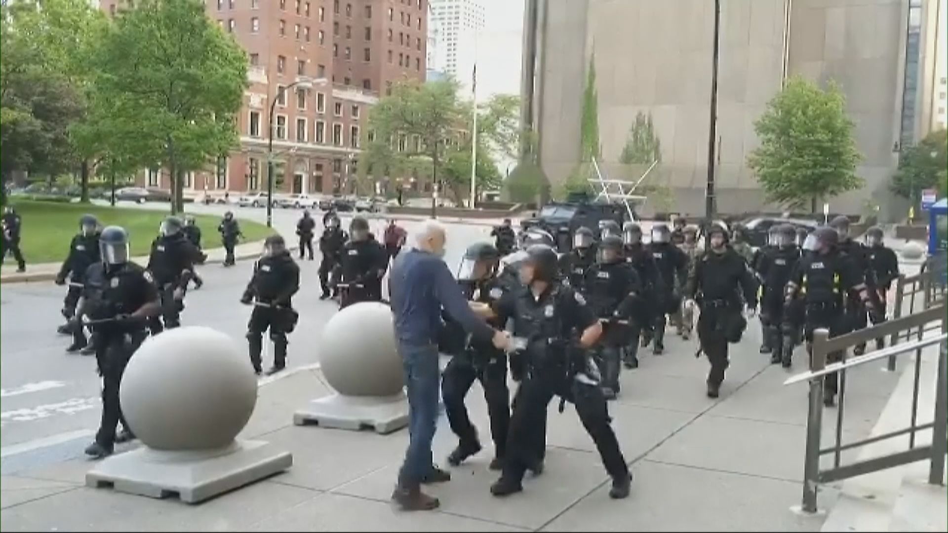 紐約水牛城警員推倒老翁遭停職