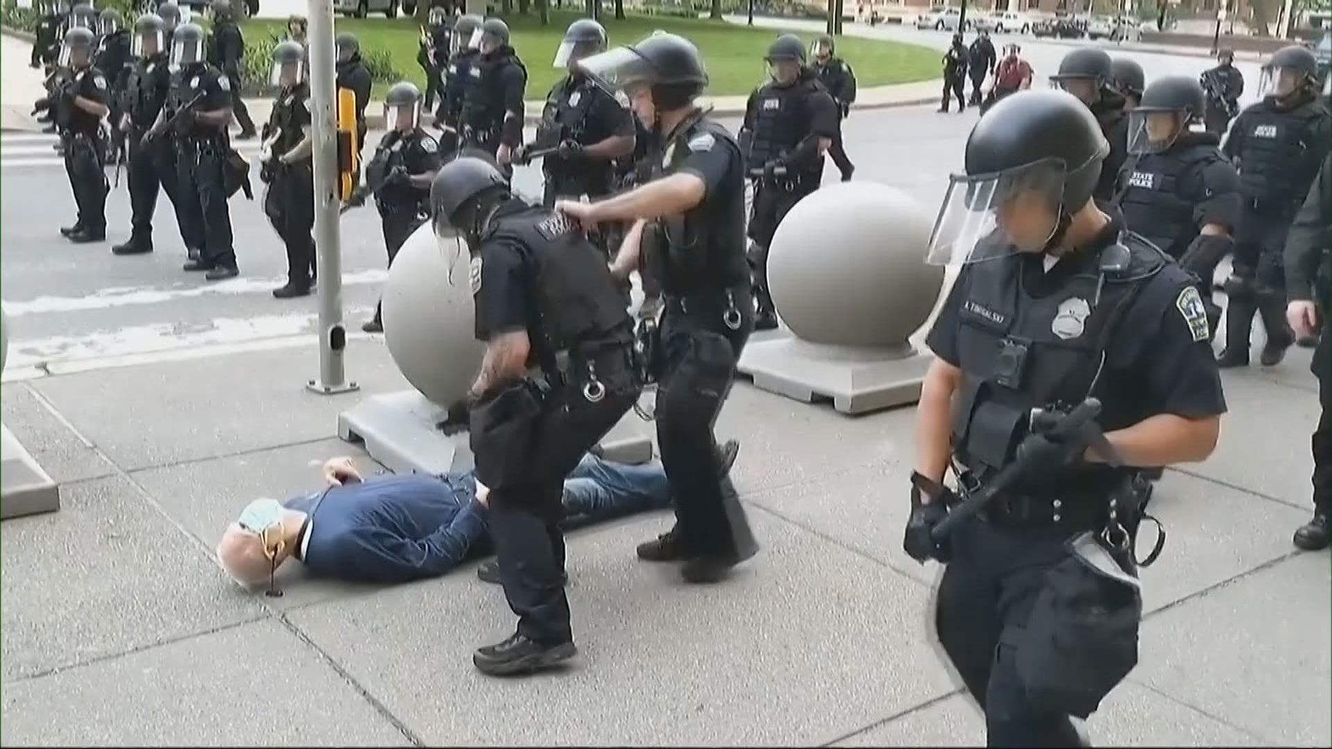 特朗普質疑遭警推倒男子演戲言論遭抨擊