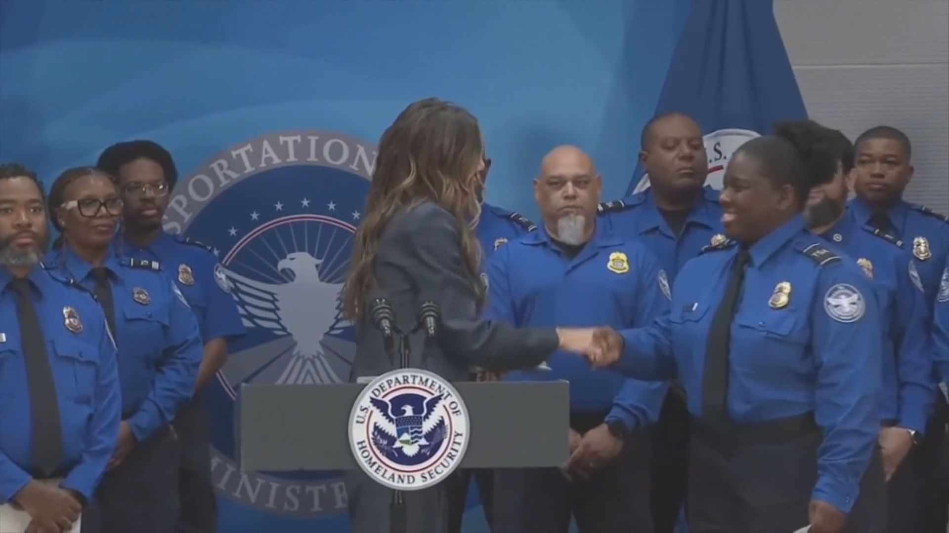 美國空管職員獲發一萬美元支票　感謝停擺期間堅守崗位